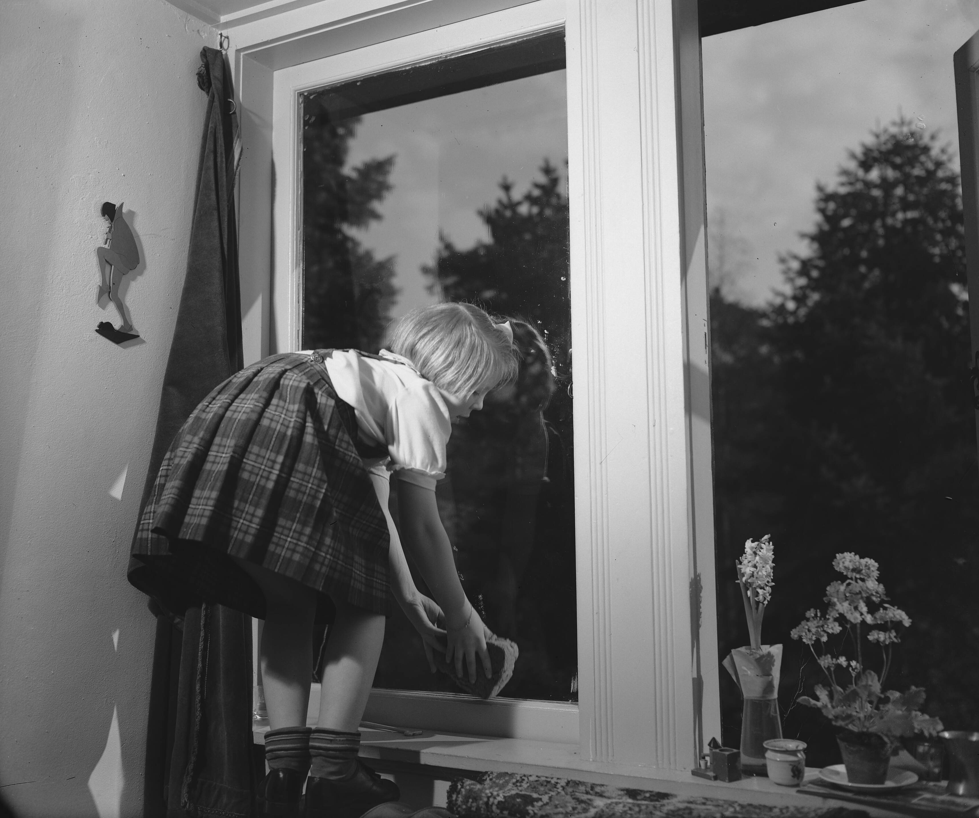 Fotocollectie Anefo — Kindergemeenschap. "De Werkplaats" van Kees Boeke. [Prinses Beatrix wast een raam] — Foto: Breijer, Charles / Anefo. Licentie: Set B: Rechtenvrij / Publiek Domein. Bron: Nationaal Archief. http://hdl.handle.net/10648/a89a99a2-d0b4-102d-bcf8-003048976d84