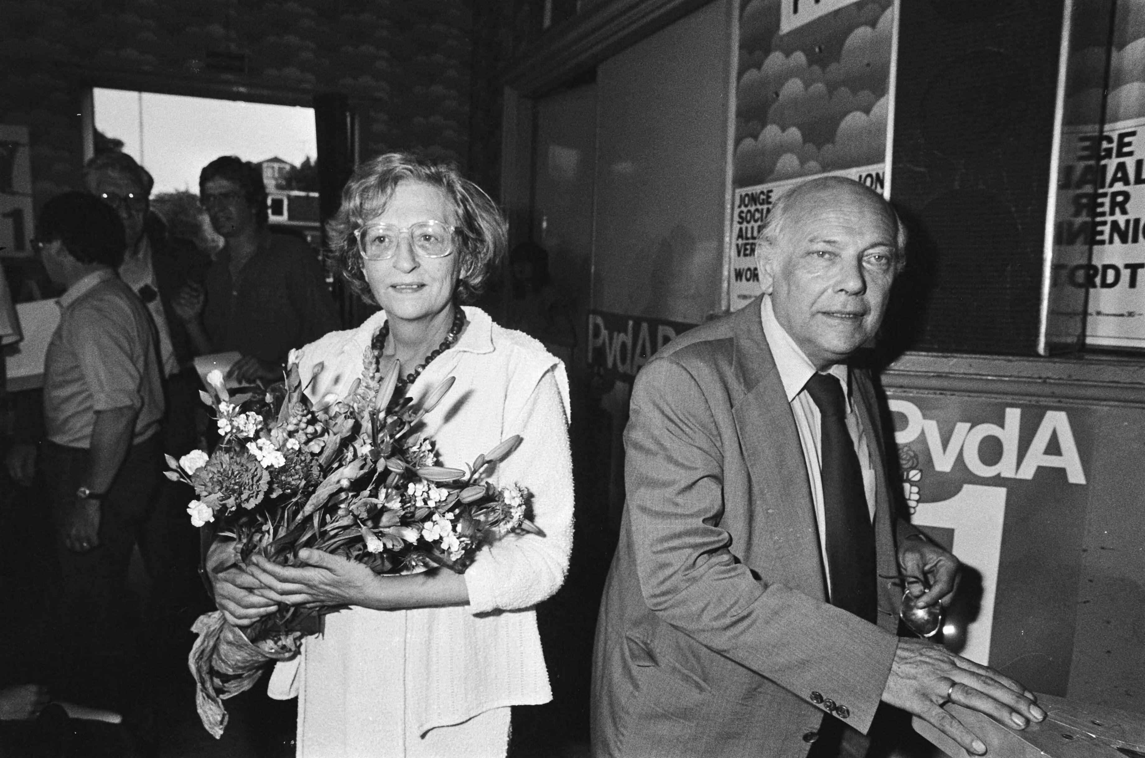 Fotocollectie Anefo — Gemeenteraadsverkiezingen 1982; Den Uyl en vrouw op weg naar verkiezingsbijeenkomst in Gouda — Foto: Dijk, Hans van / Anefo. Licentie: Set B: Rechtenvrij / Publiek Domein. Bron: Nationaal Archief. http://hdl.handle.net/10648/ad18edb2-d0b4-102d-bcf8-003048976d84