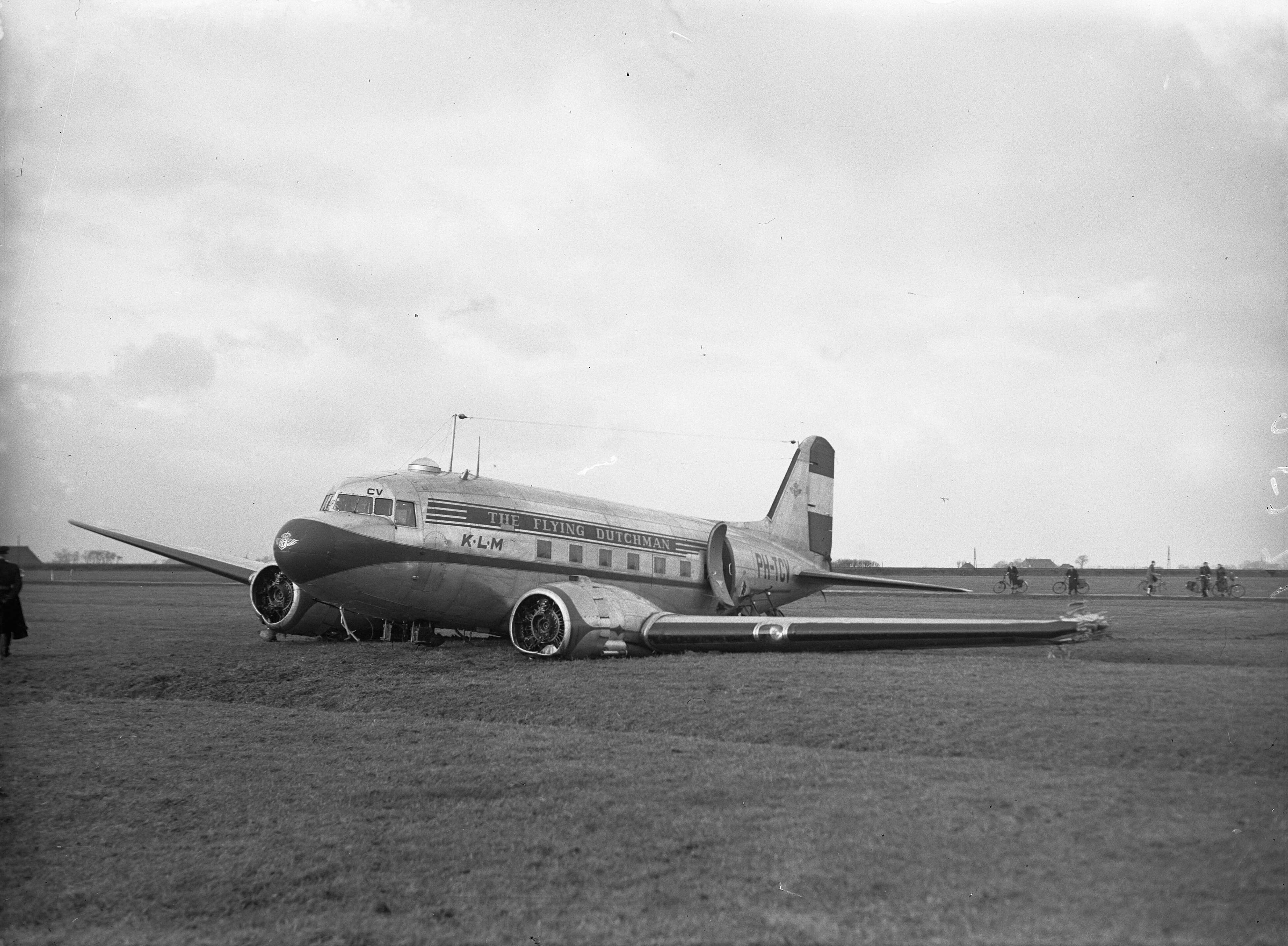 Fotocollectie Anefo — Vliegtuigongeluk met een KLM Douglas Dakota DC3 boven Leeuwarden — Foto: Sagers, Harry / Anefo. Licentie: Set B: Rechtenvrij / Publiek Domein. Bron: Nationaal Archief. http://hdl.handle.net/10648/a8b12686-d0b4-102d-bcf8-003048976d84