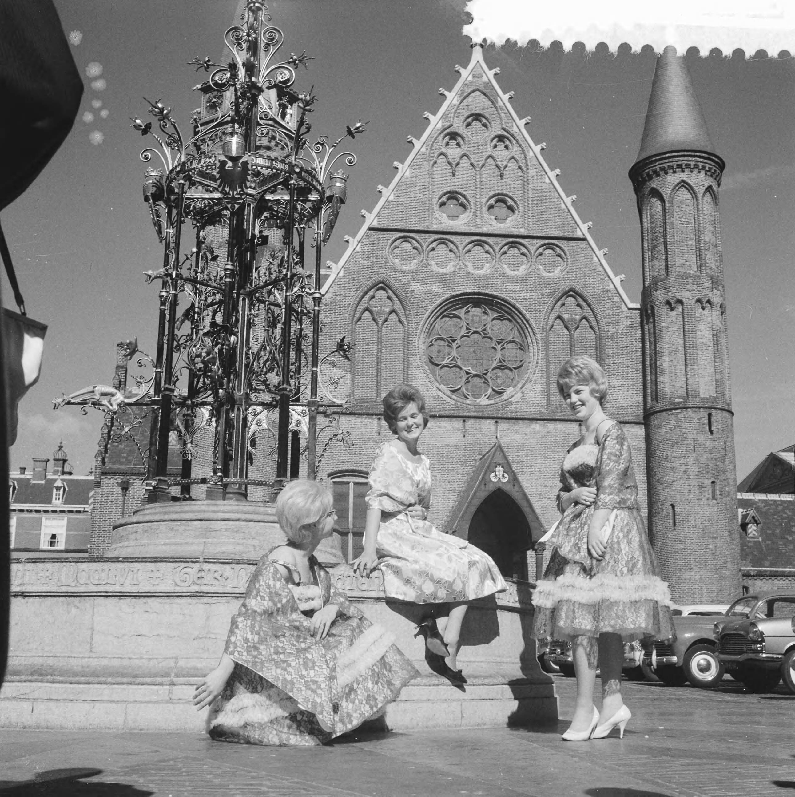 Fotocollectie Anefo — Duivenprinses op het Binnenhof in Den Haag — Foto: Nijs, Jac. de / Anefo. Licentie: Set B: Rechtenvrij / Publiek Domein. Bron: Nationaal Archief. http://hdl.handle.net/10648/a9df2f3a-d0b4-102d-bcf8-003048976d84