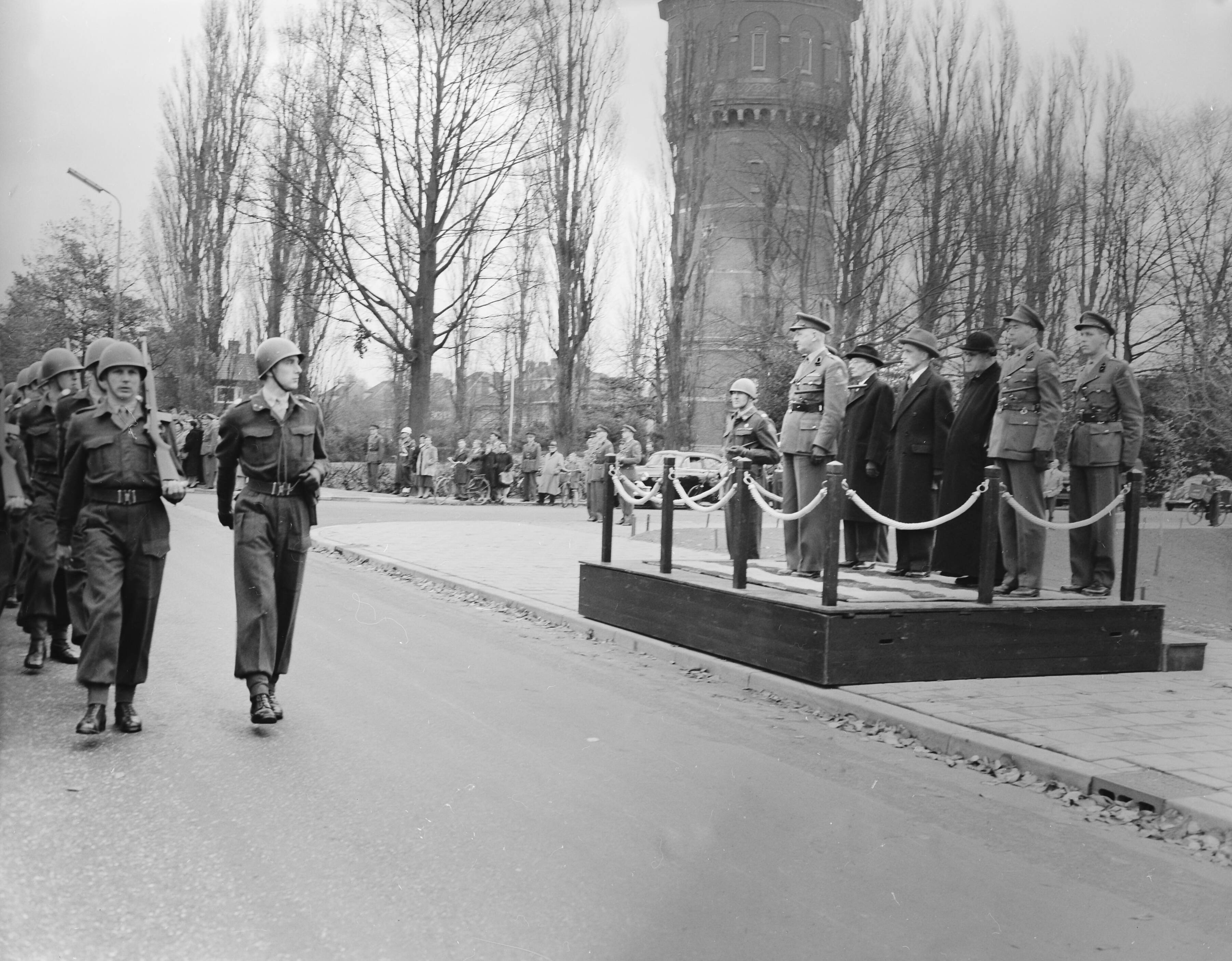 Fotocollectie Anefo — Defilé t.g.v. het 10-jarig bestaan van de Artillerieschool te Breda — Foto: Pot, Harry / Anefo. Licentie: Set B: Rechtenvrij / Publiek Domein. Bron: Nationaal Archief. http://hdl.handle.net/10648/a93eb122-d0b4-102d-bcf8-003048976d84