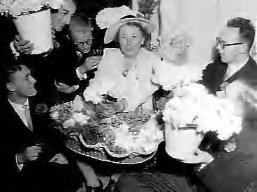 Fotocollectie Anefo — "Bloemen Bertha" mej. J.B. Gerritsen uit Den Haag vierde haar 70e verjaardag. Studenten uit Delft en andere universiteitssteden bezochten haar verjaardag [zij gaat al 54 jaar met een mandje bloemen langs studentenfestijnen door heel het land] — Foto: Pot, Harry / Anefo. Licentie: Set B: Rechtenvrij / Publiek Domein. Bron: Nationaal Archief. http://hdl.handle.net/10648/a95cb8f2-d0b4-102d-bcf8-003048976d84