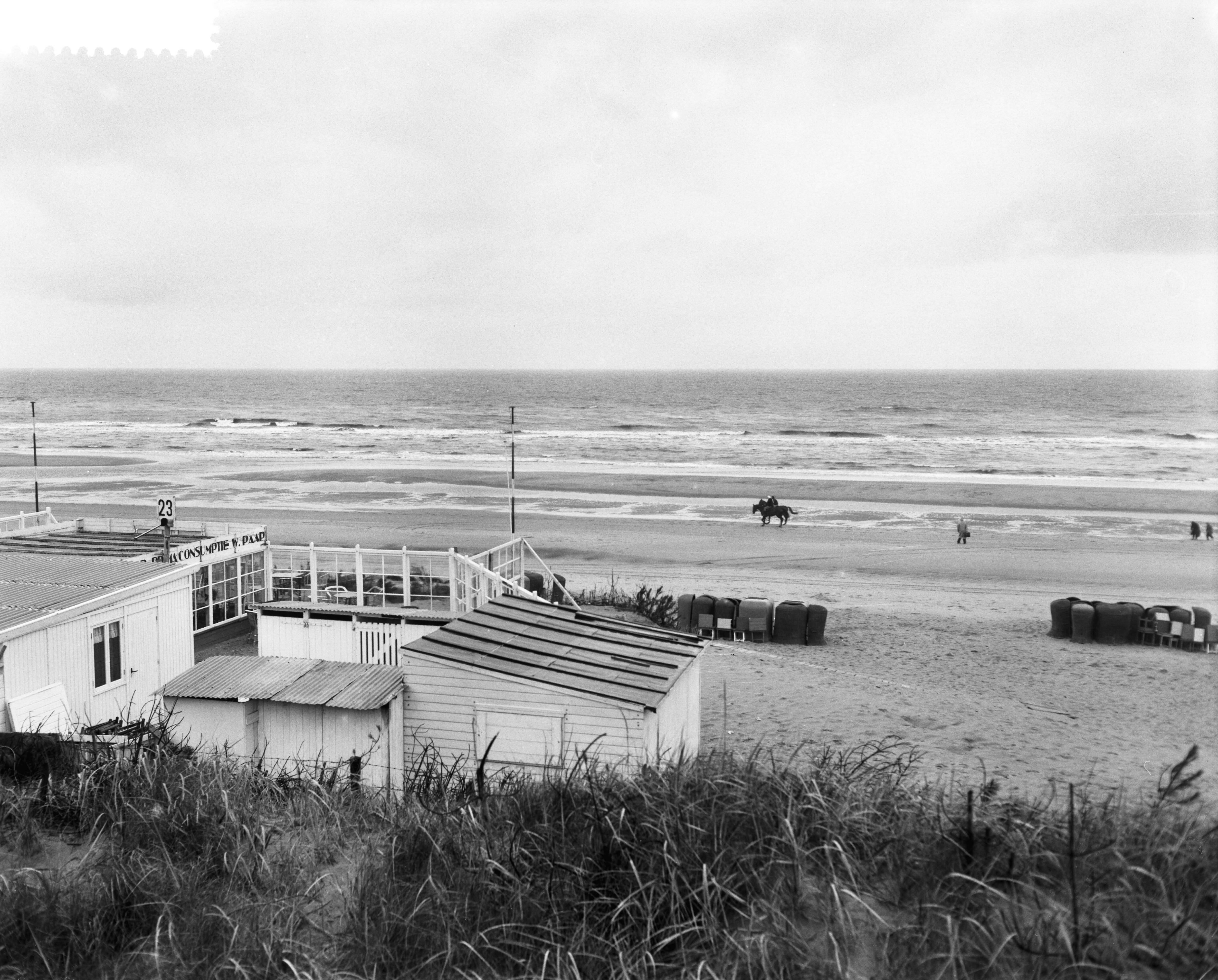 Fotocollectie Anefo — Regenweer aan het strand te Zandvoort — Foto: Bilsen, Joop van / Anefo. Licentie: Set B: Rechtenvrij / Publiek Domein. Bron: Nationaal Archief. http://hdl.handle.net/10648/a9b65cfe-d0b4-102d-bcf8-003048976d84