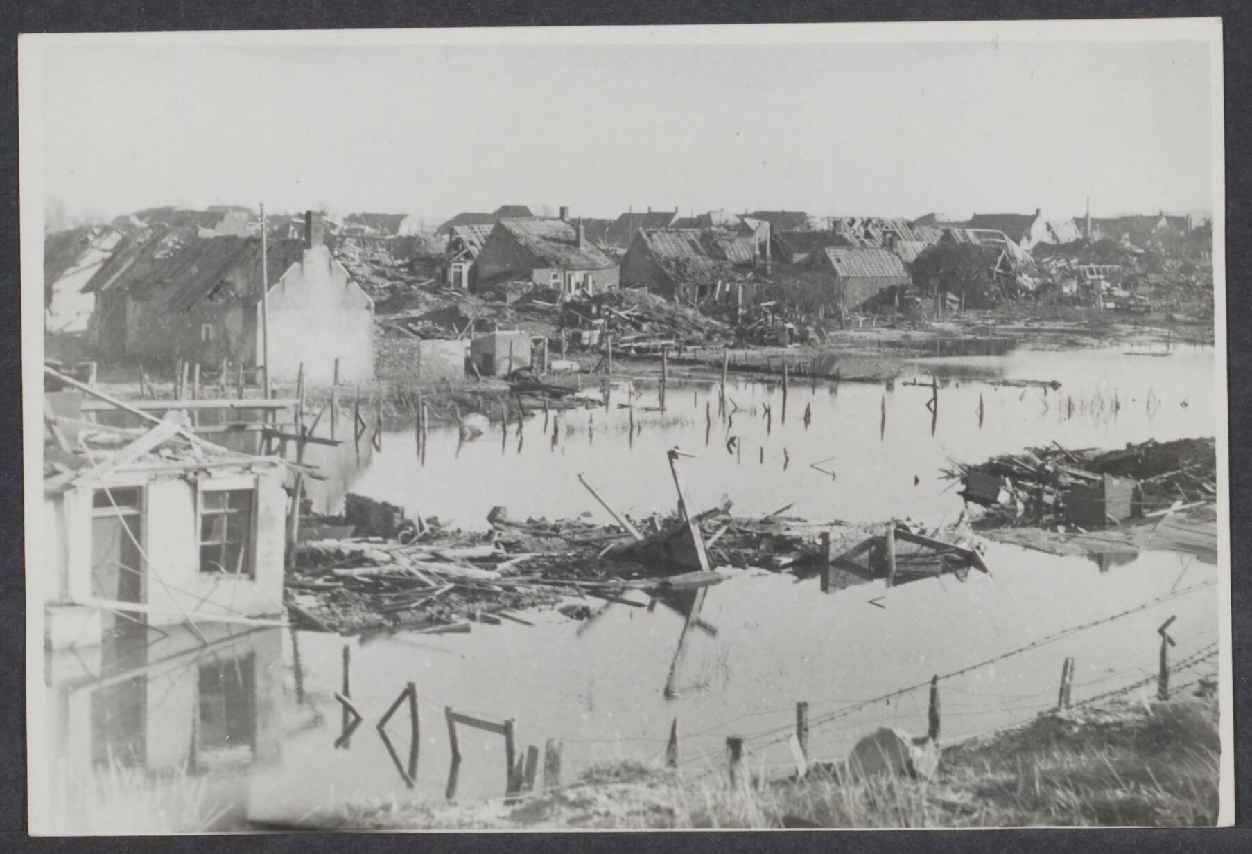 Westkapelle. Raid op de wijk van - 1944 — Nog een hoekje van Westkapelle, dat niet zonder schade uit de strijd kwam. Aan het herstel van Walcheren zal nu alle mogelijke aandacht en moeite worden besteed. ook vanuit Engeland zal hulp in de vorm van machines en werktuigen worden gezonden — Foto: Onbekend / Publiek Domein of Rechtenvrij. Licentie: Set B: Rechtenvrij / Publiek Domein. Bron: Nationaal Archief. http://hdl.handle.net/10648/c140c950-69b2-e552-9bb7-273fa55eff71