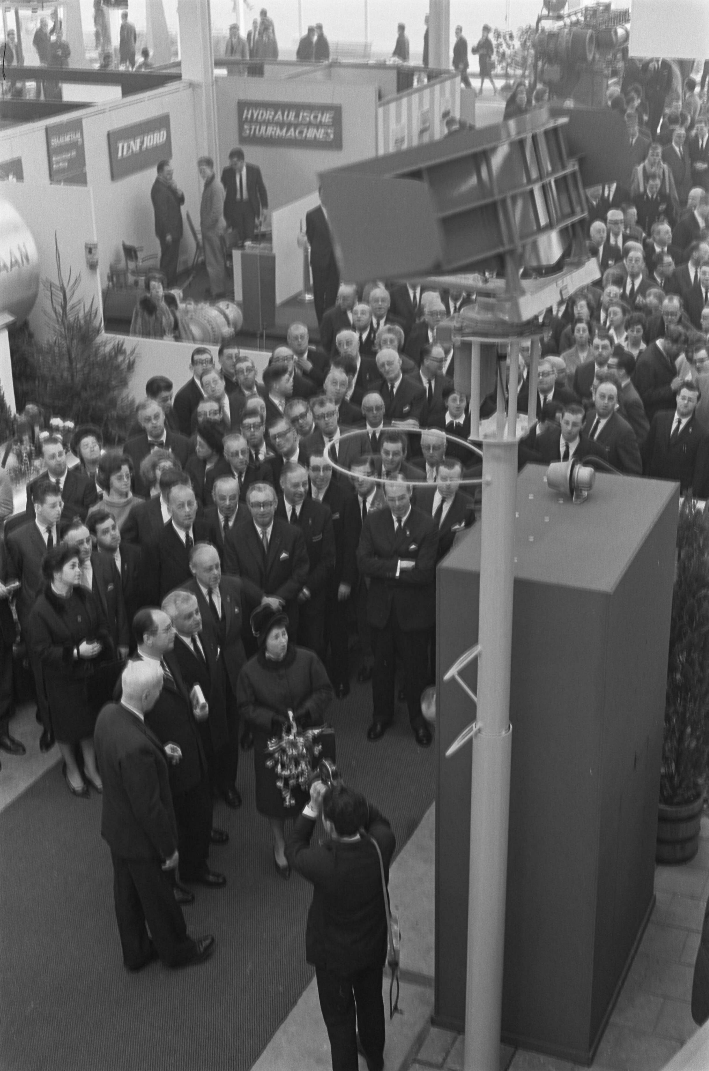 Fotocollectie Anefo — Minister van Economische Zaken drs. J.W. de Pous heeft de Voorjaarsbeurs in Utrecht geopend. — Foto: Pot, Harry / Anefo. Licentie: Set B: Rechtenvrij / Publiek Domein. Bron: Nationaal Archief. http://hdl.handle.net/10648/aa2d436e-d0b4-102d-bcf8-003048976d84