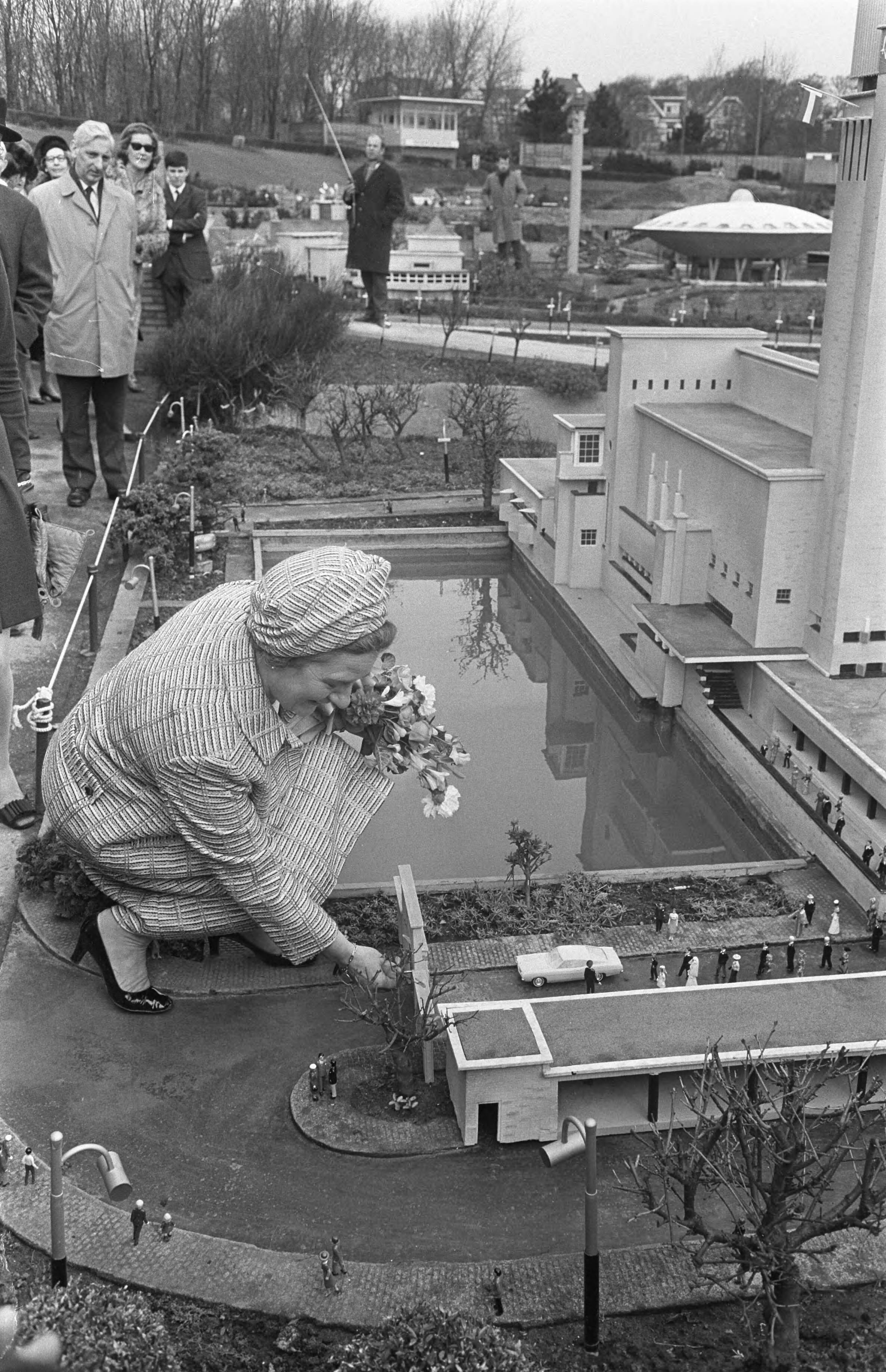 Fotocollectie Anefo — Mevrouw Marijnen , echtgenote van burgemeester Den Haag opent Madurodam — Foto: Koch, Eric / Anefo. Licentie: Set B: Rechtenvrij / Publiek Domein. Bron: Nationaal Archief. http://hdl.handle.net/10648/ab643698-d0b4-102d-bcf8-003048976d84