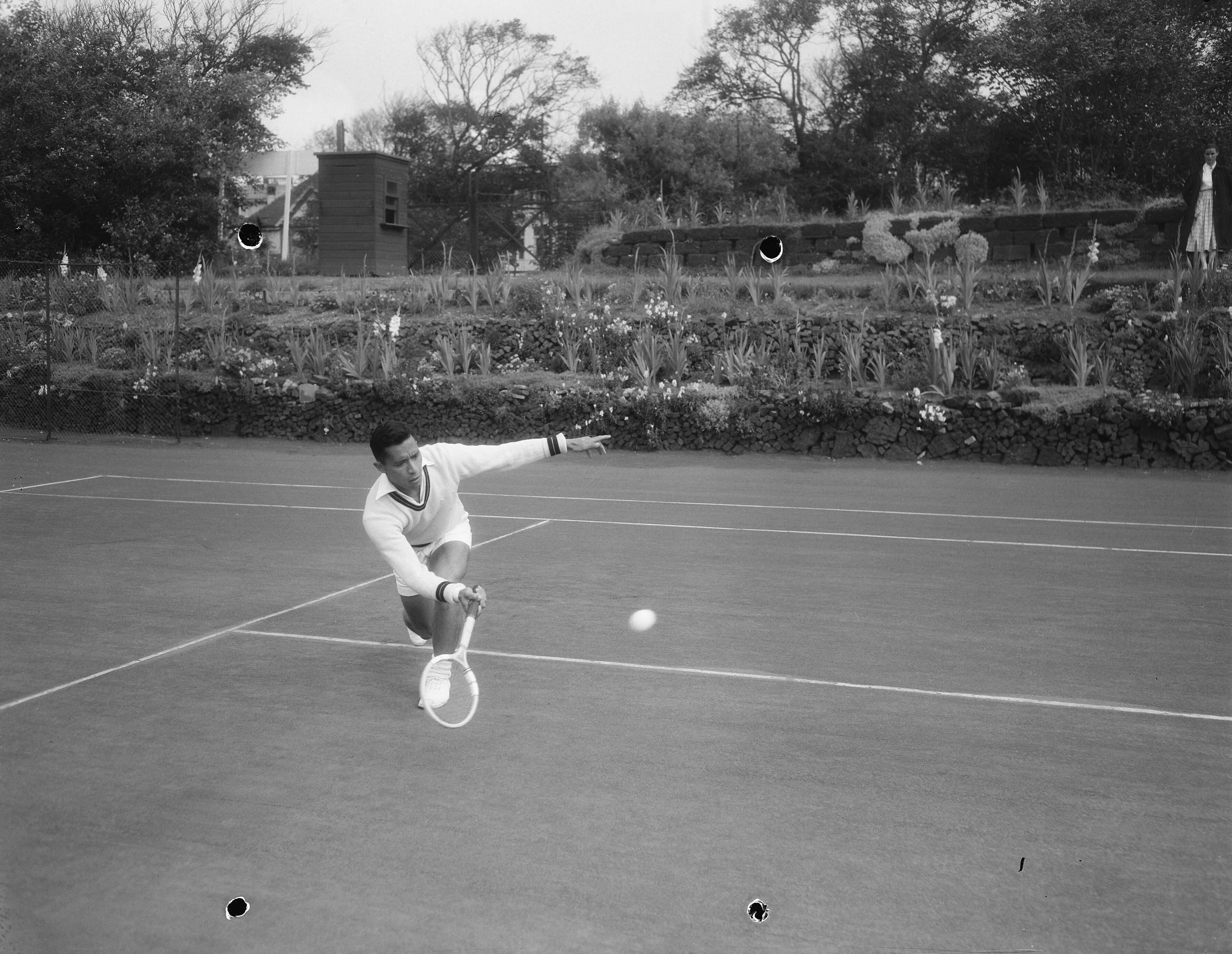 Fotocollectie Anefo — Nederlandse tenniskampioenschappen op de METS-banen te Scheveningen. Lex Karamoy — Foto: Duinen, G.W. van / Anefo. Licentie: Set B: Rechtenvrij / Publiek Domein. Bron: Nationaal Archief. http://hdl.handle.net/10648/a9280620-d0b4-102d-bcf8-003048976d84
