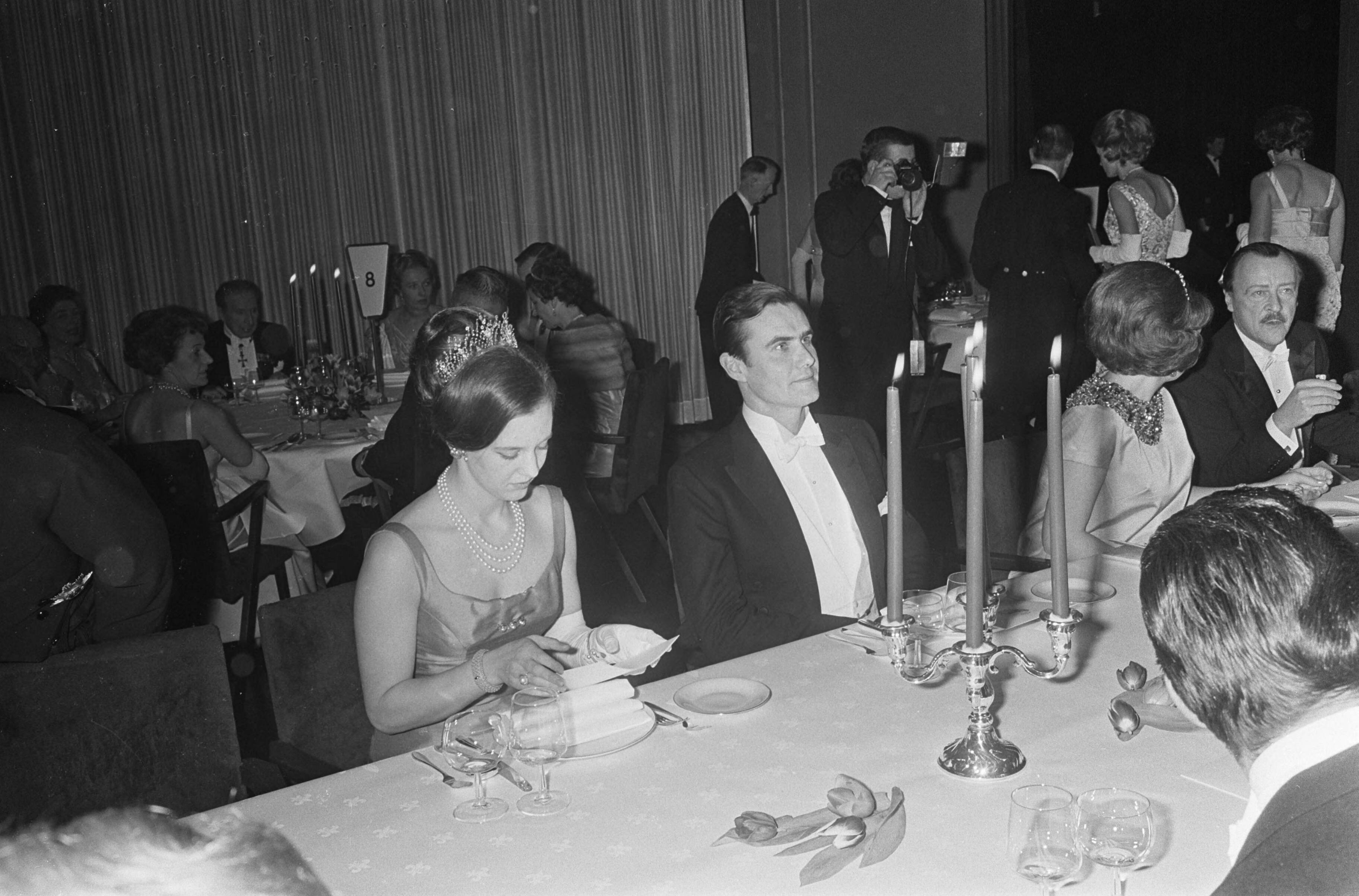 Diner in Hotel Gooiland, in verband met 30 jarig huwelijk van koningin Juliana en prins Bernhard — Hilversum|hotels |huwelijken |diners — Foto: Fotograaf Onbekend / Anefo. Licentie: Set B: Rechtenvrij / Publiek Domein. Bron: Nationaal Archief. http://hdl.handle.net/10648/ab0b1586-d0b4-102d-bcf8-003048976d84