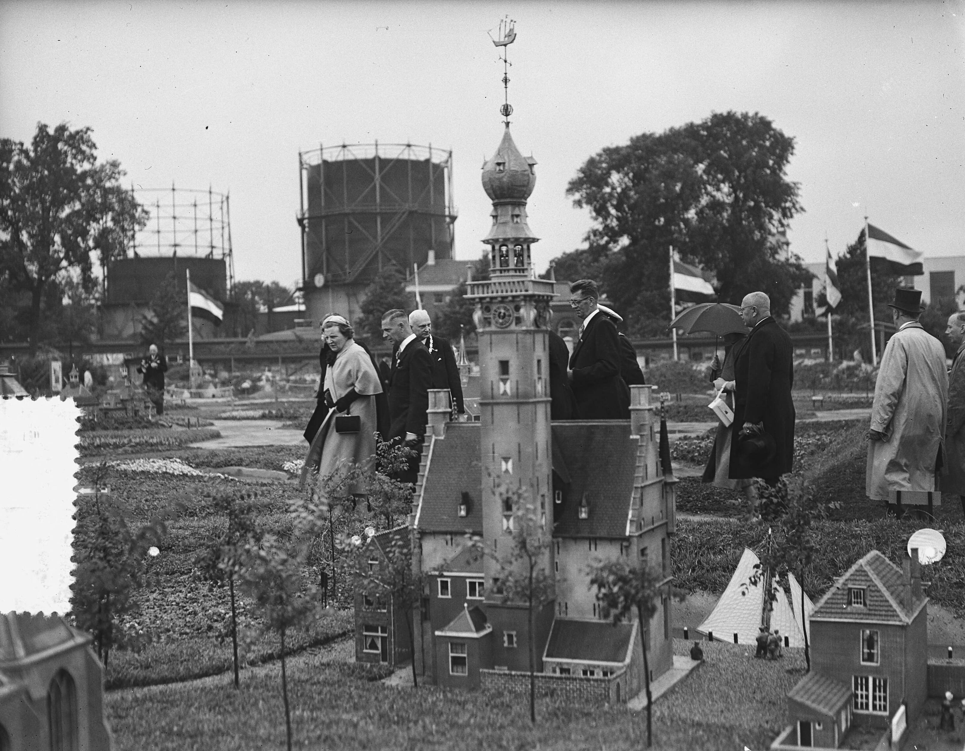Koningin Juliana en prins Bernhard bezoeken Walcheren — Koningin Juliana en prins Bernhard bezoeken Miniatuur Walcheren te Middelburg — Foto: Bilsen, Joop van / Anefo. Licentie: Set B: Rechtenvrij / Publiek Domein. Bron: Nationaal Archief. http://hdl.handle.net/10648/a9245336-d0b4-102d-bcf8-003048976d84