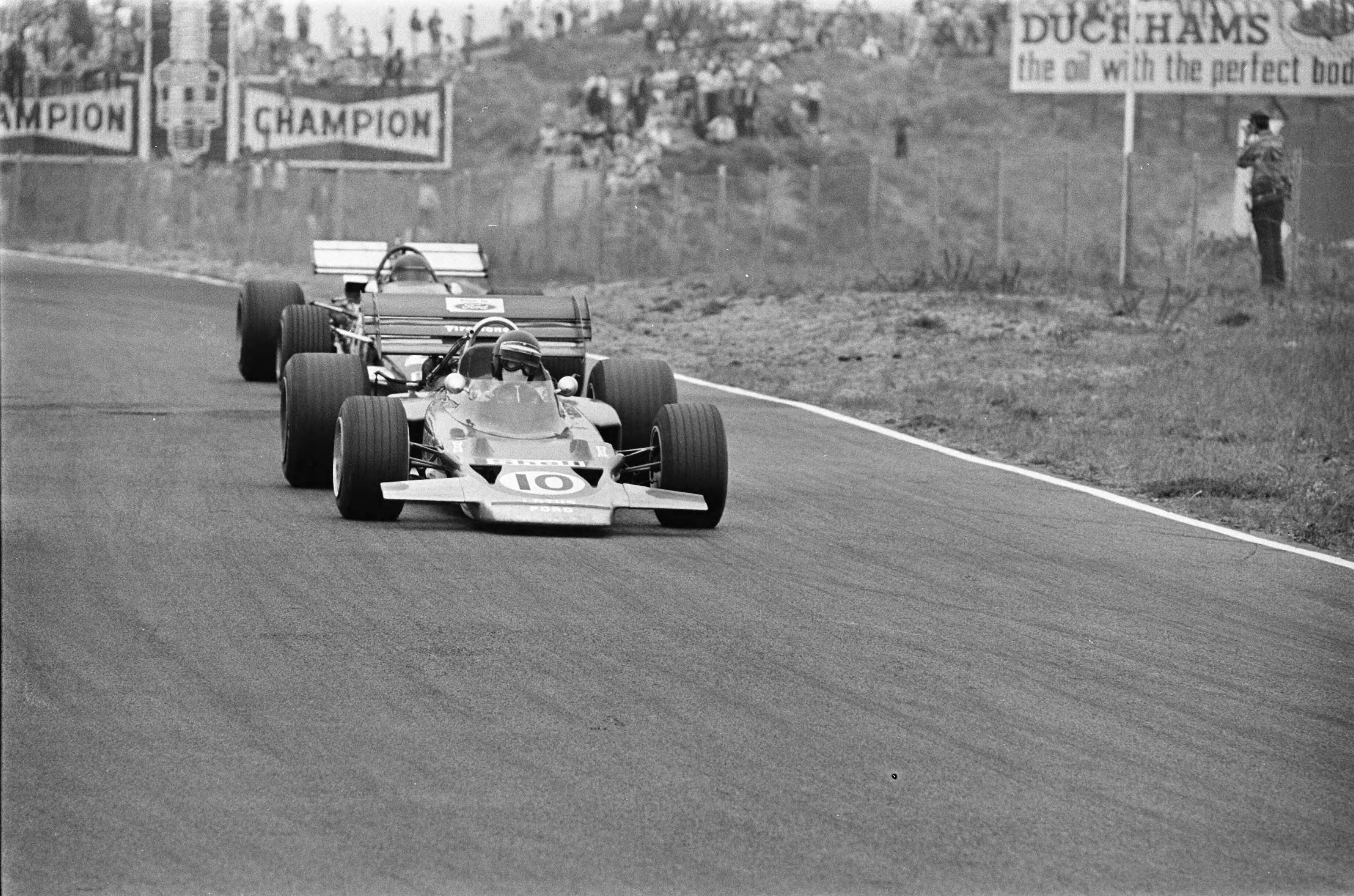 Grand Prix Zandvoort 1970 — Grand Prix 1970 van Nederland voor Formule I wagens , Zandvoort; Jochem Rindt in Lotus 72 voor Jackie Ickx in Ferrari — Foto: Evers, Joost / Anefo. Licentie: Set B: Rechtenvrij / Publiek Domein. Bron: Nationaal Archief. http://hdl.handle.net/10648/ab9a3cca-d0b4-102d-bcf8-003048976d84
