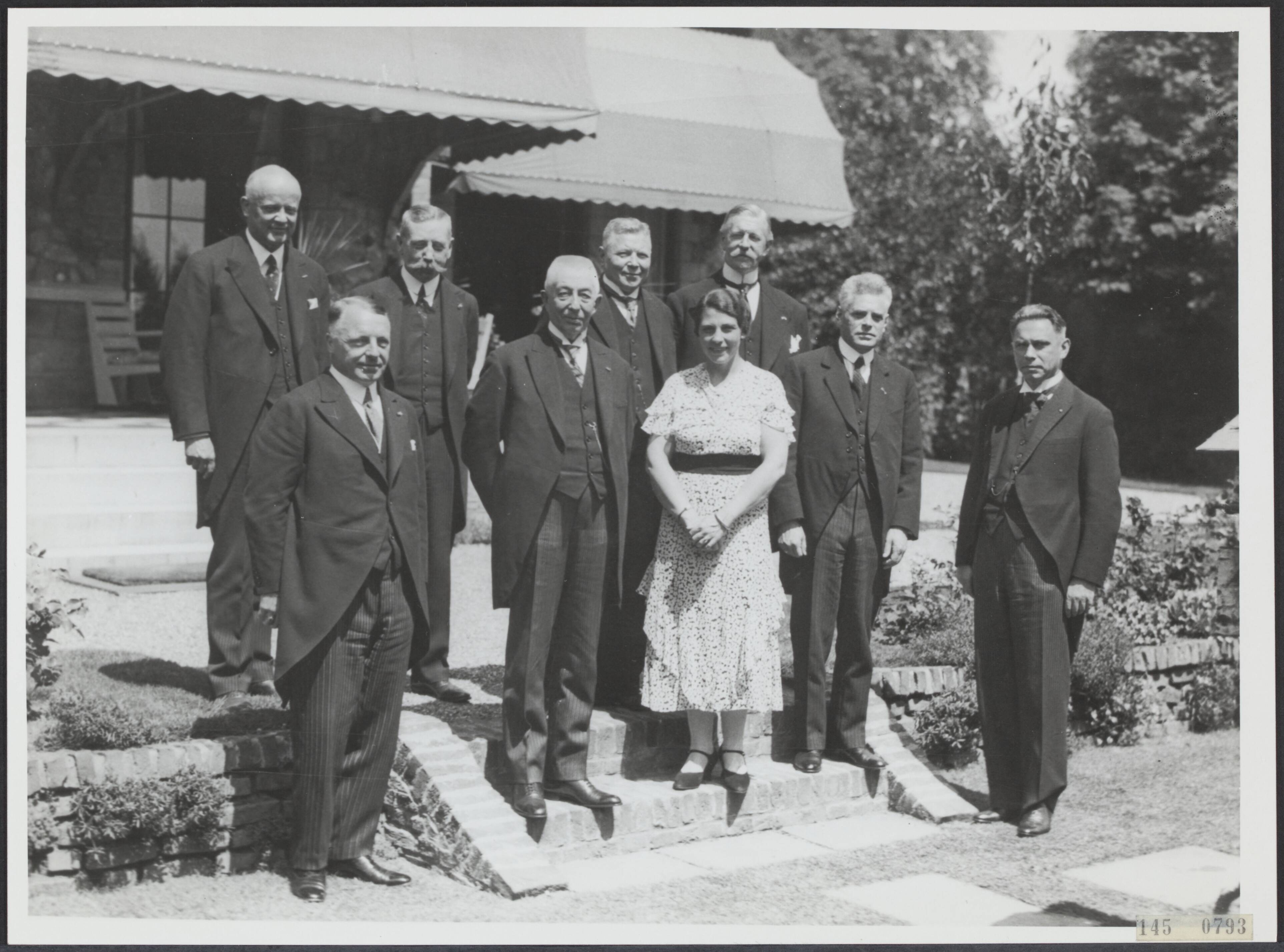 Fotocollectie Rijksvoorlichtingsdienst Eigen — Eerste rij v.l.n.r: Deckers (minister van Defensie), Colijn (eerste minister), mw. Gelissen-Roos, Oud (minister van Financiën) en Gelissen (minister van Economische Zaken). Tweede rij v.l.n.r: van Rijckevorsel (gouverneur van Noord-Brabant), van Hövell tot Westerflier (gouverneur van Limburg), De Wilde (minister van Binnenlandse Zaken) en H. Verwilghen (gouverneur van Belgisch Limburg). De foto is genomen in de tuin van de familie Gelissen te Maastricht. — Foto: Spaarnestad (uitgever). Licentie: Set B: Rechtenvrij / Publiek Domein. Bron: Nationaal Archief. http://hdl.handle.net/10648/af745b28-d0b4-102d-bcf8-003048976d84
