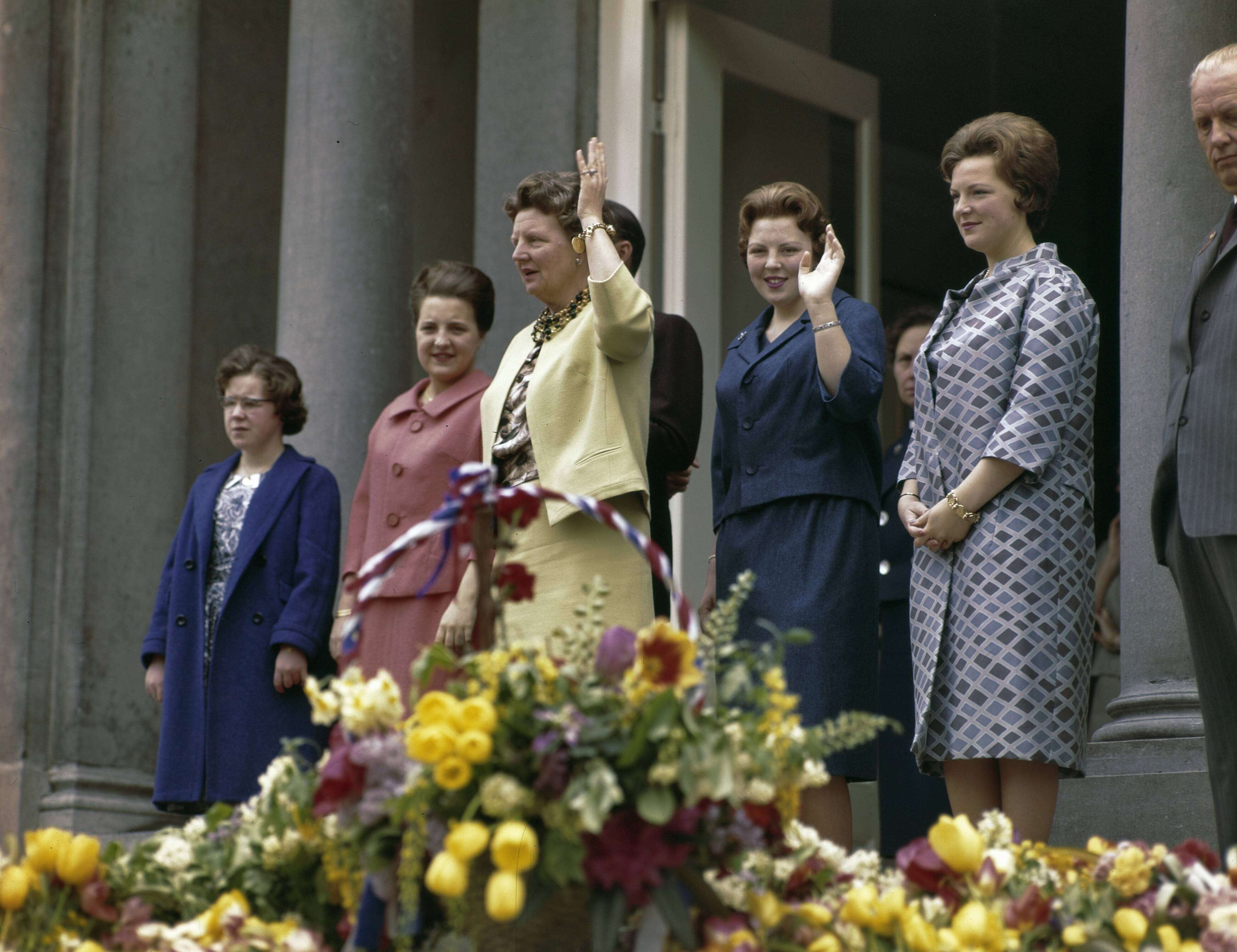 Fotocollectie Anefo — Koninginnedag 1961. Defilé paleis Soestdijk. Koninklijke familie op bordes — Foto: Fotograaf Onbekend / Anefo. Licentie: Set B: Rechtenvrij / Publiek Domein. Bron: Nationaal Archief. http://hdl.handle.net/10648/ad8cd9e8-d0b4-102d-bcf8-003048976d84