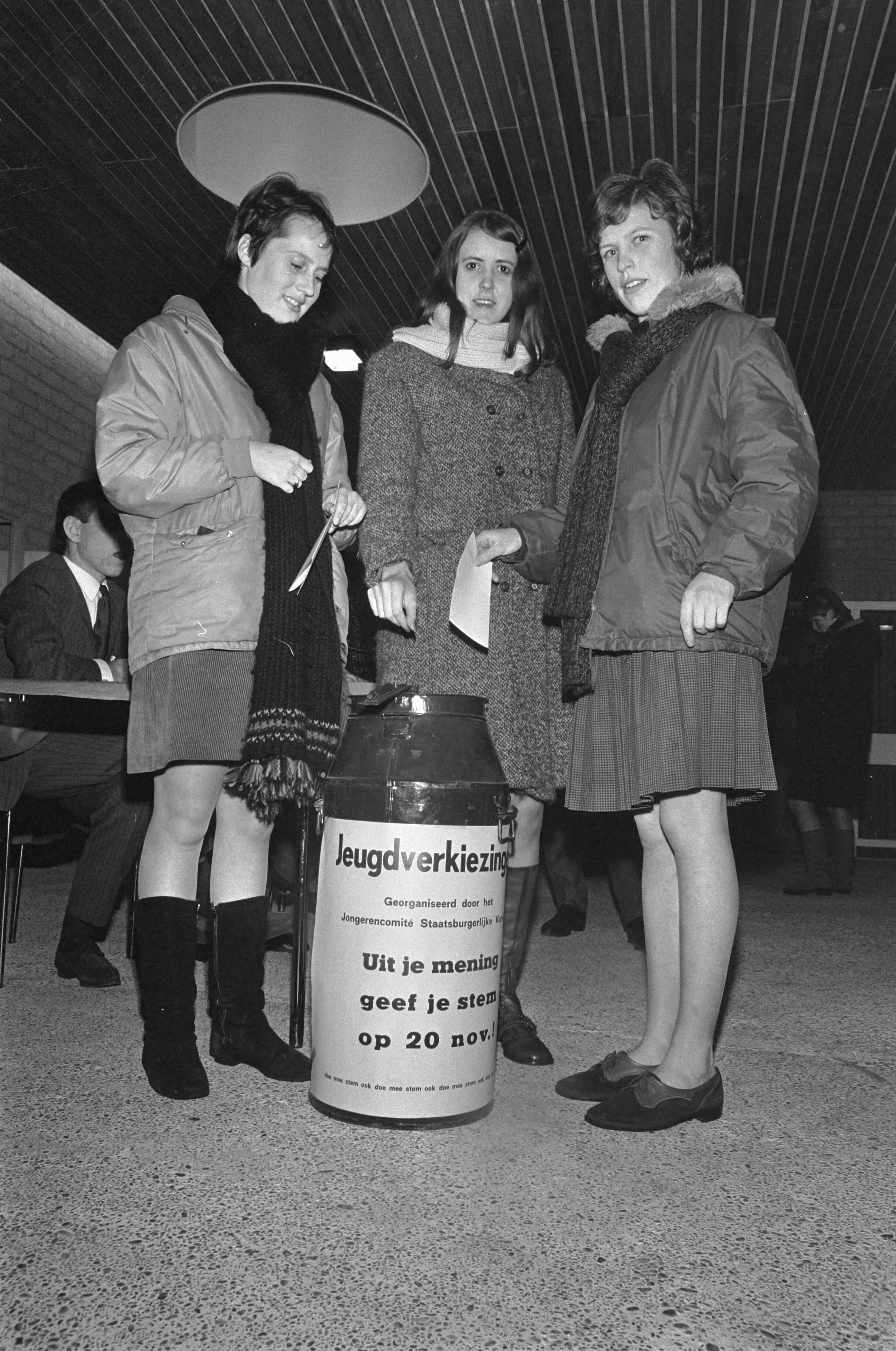 Fotocollectie Anefo — Gemeenteraadsverkiezingen Stadskanaal-Veendam jongerenstemming in Stadskanaal, drie jeugdigen brengen stem uit — Foto: Kroon, Ron / Anefo. Licentie: Set B: Rechtenvrij / Publiek Domein. Bron: Nationaal Archief. http://hdl.handle.net/10648/ab5565dc-d0b4-102d-bcf8-003048976d84