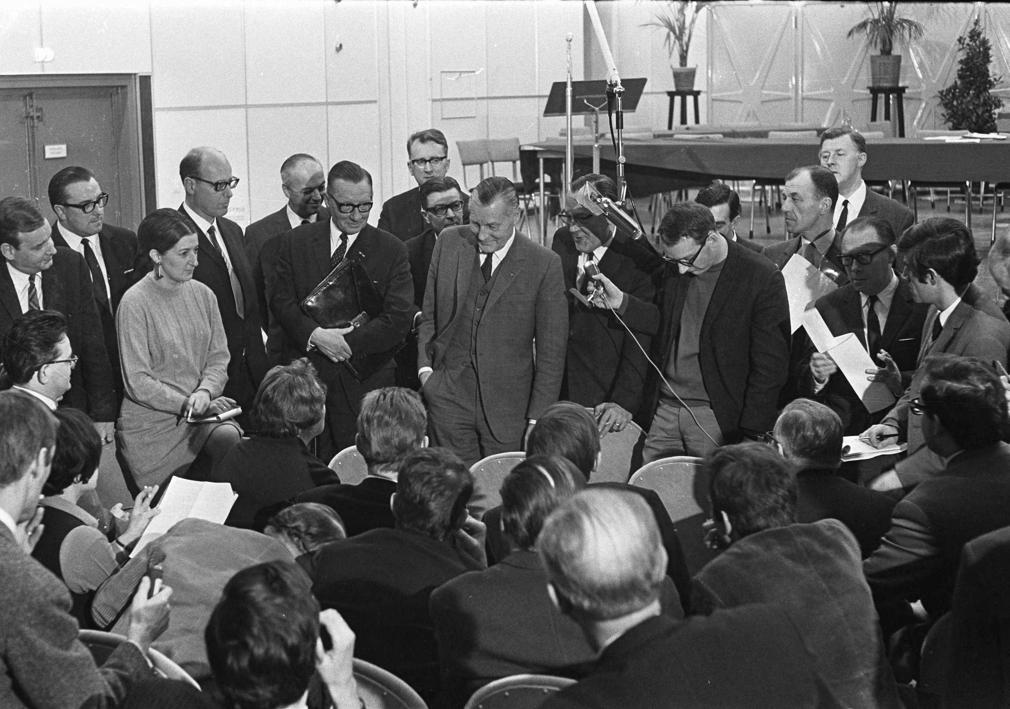 Fotocollectie Anefo — Buitengewone Algemene Vergadering van de AVRO in Hilversum, de herkozen voorzitter mr. dr. L.H. Slotemaker geeft commentaar — Foto: Merk, Ben / Anefo. Licentie: Set B: Rechtenvrij / Publiek Domein. Bron: Nationaal Archief. http://hdl.handle.net/10648/ab0f2e96-d0b4-102d-bcf8-003048976d84