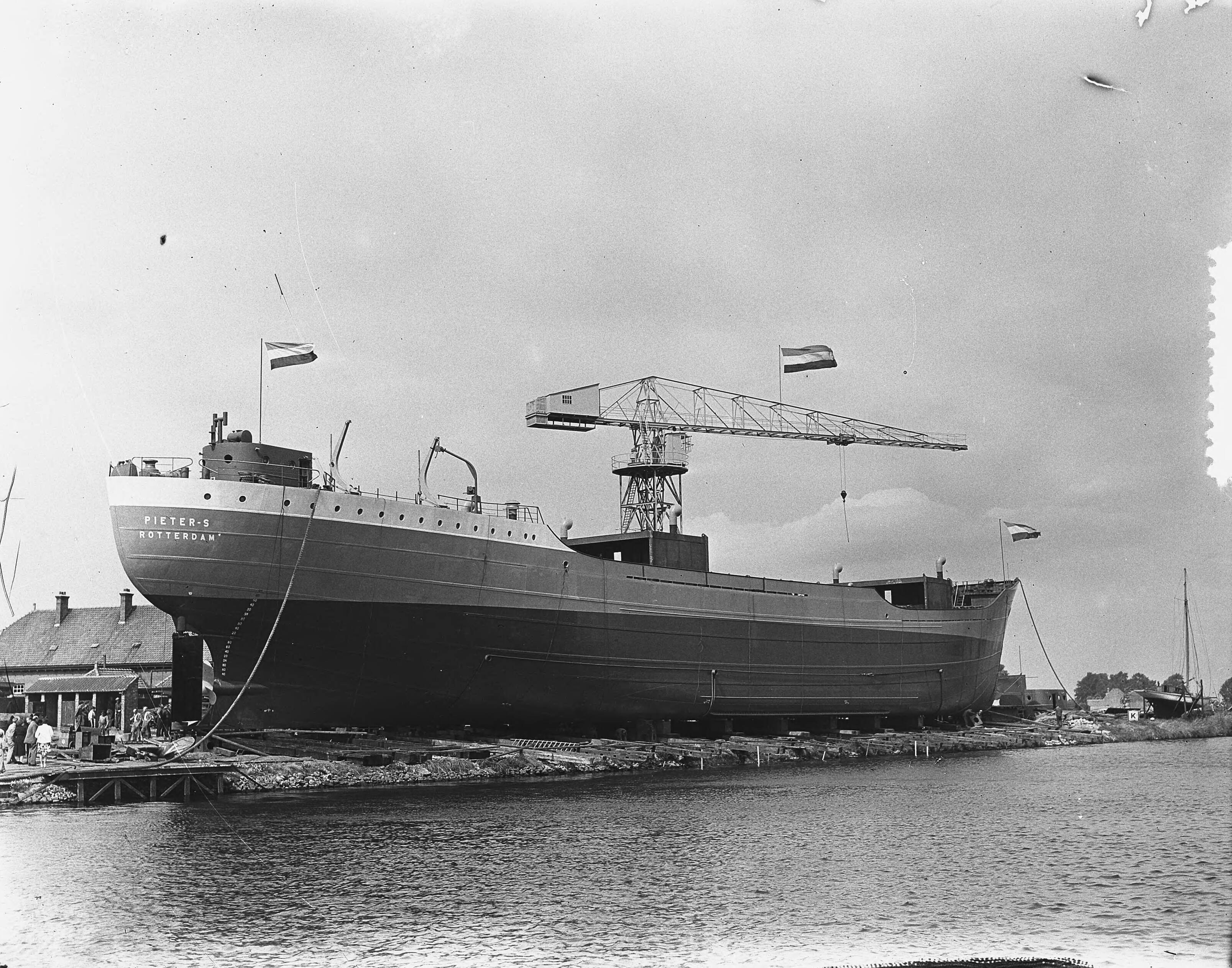 Fotocollectie Anefo — Tewaterlating van motorschip "Pieter S.", gebouw voor de Rotterdamse Kolencentrale bij de N.V. Terneuzense Scheepsbouwmaatschappij — Foto: Duinen, H. van / Anefo. Licentie: Set B: Rechtenvrij / Publiek Domein. Bron: Nationaal Archief. http://hdl.handle.net/10648/a911566e-d0b4-102d-bcf8-003048976d84