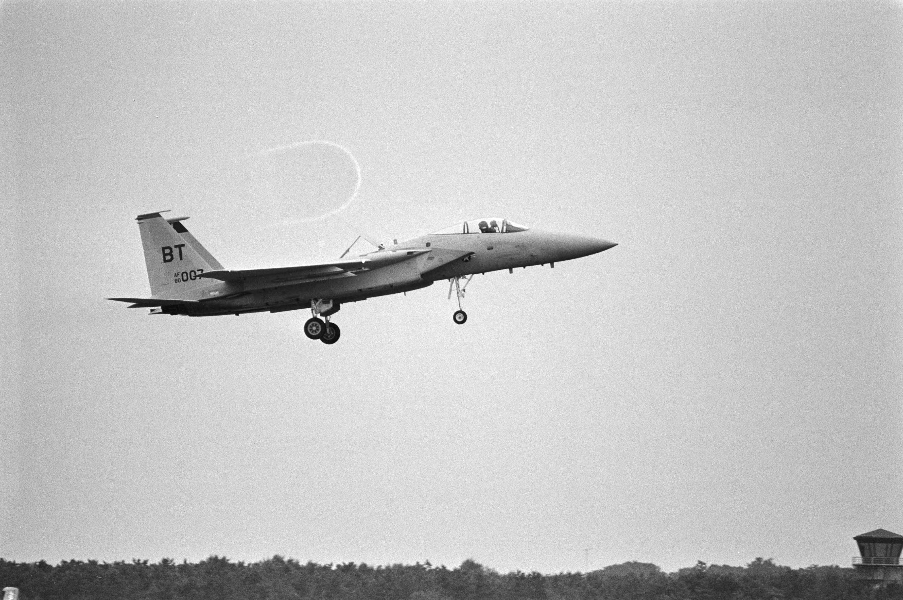 Open dag op luchtmachtbasis Soesterberg — Mc Donnell F-15 Eagle jachtvliegtuig tijdens de show op de open dag op de luchtmachtbasis Soesterberg — Foto: Dijk, Hans van / Anefo. Licentie: Set B: Rechtenvrij / Publiek Domein. Bron: Nationaal Archief. http://hdl.handle.net/10648/ad039c00-d0b4-102d-bcf8-003048976d84