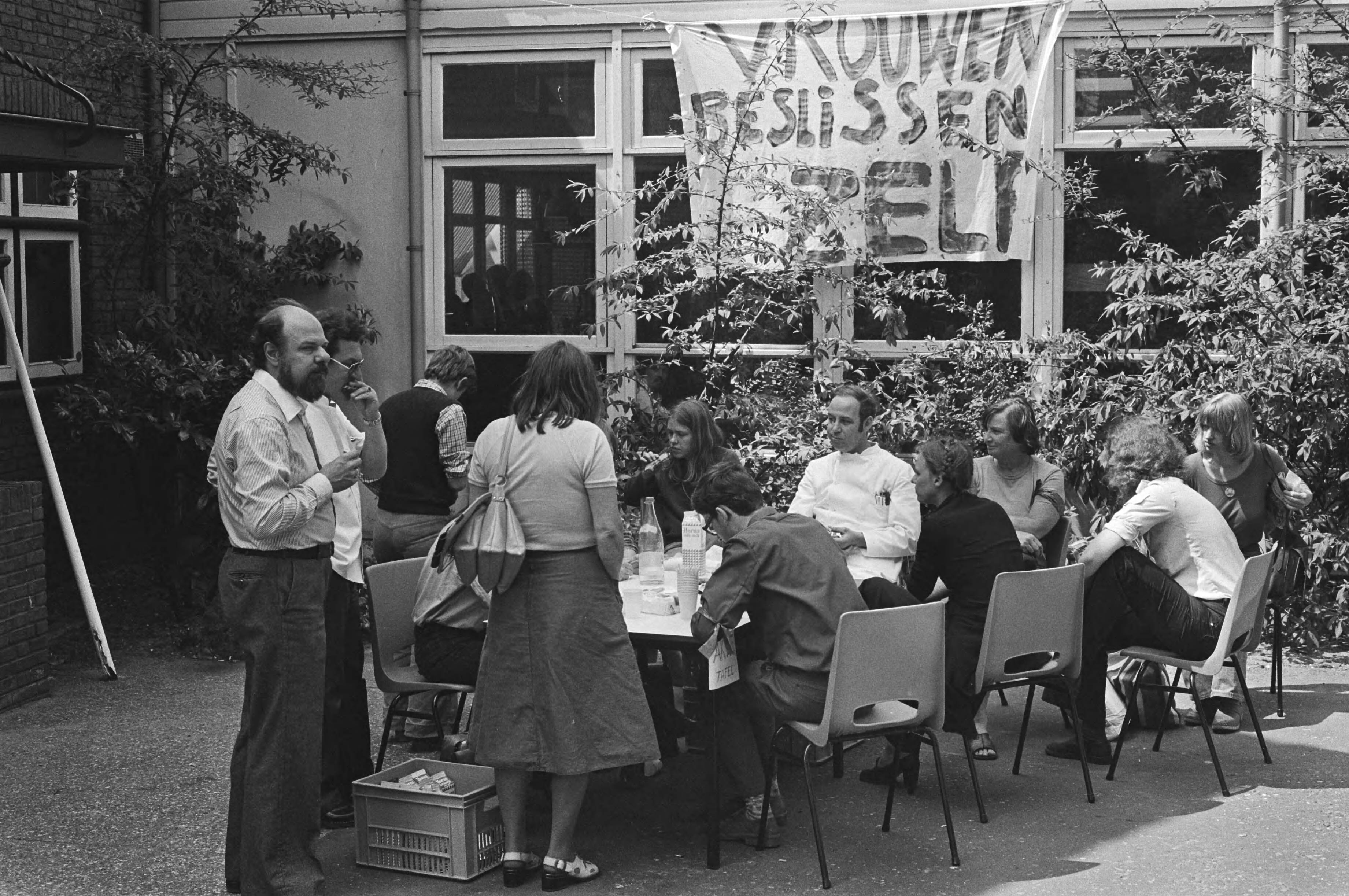 Fotocollectie Anefo — Bezetting Bloemenhovekliniek, Heemstede, bezetsters voor kliniek — Foto: Peters, Hans / Anefo. Licentie: Set B: Rechtenvrij / Publiek Domein. Bron: Nationaal Archief. http://hdl.handle.net/10648/ac84a2ce-d0b4-102d-bcf8-003048976d84