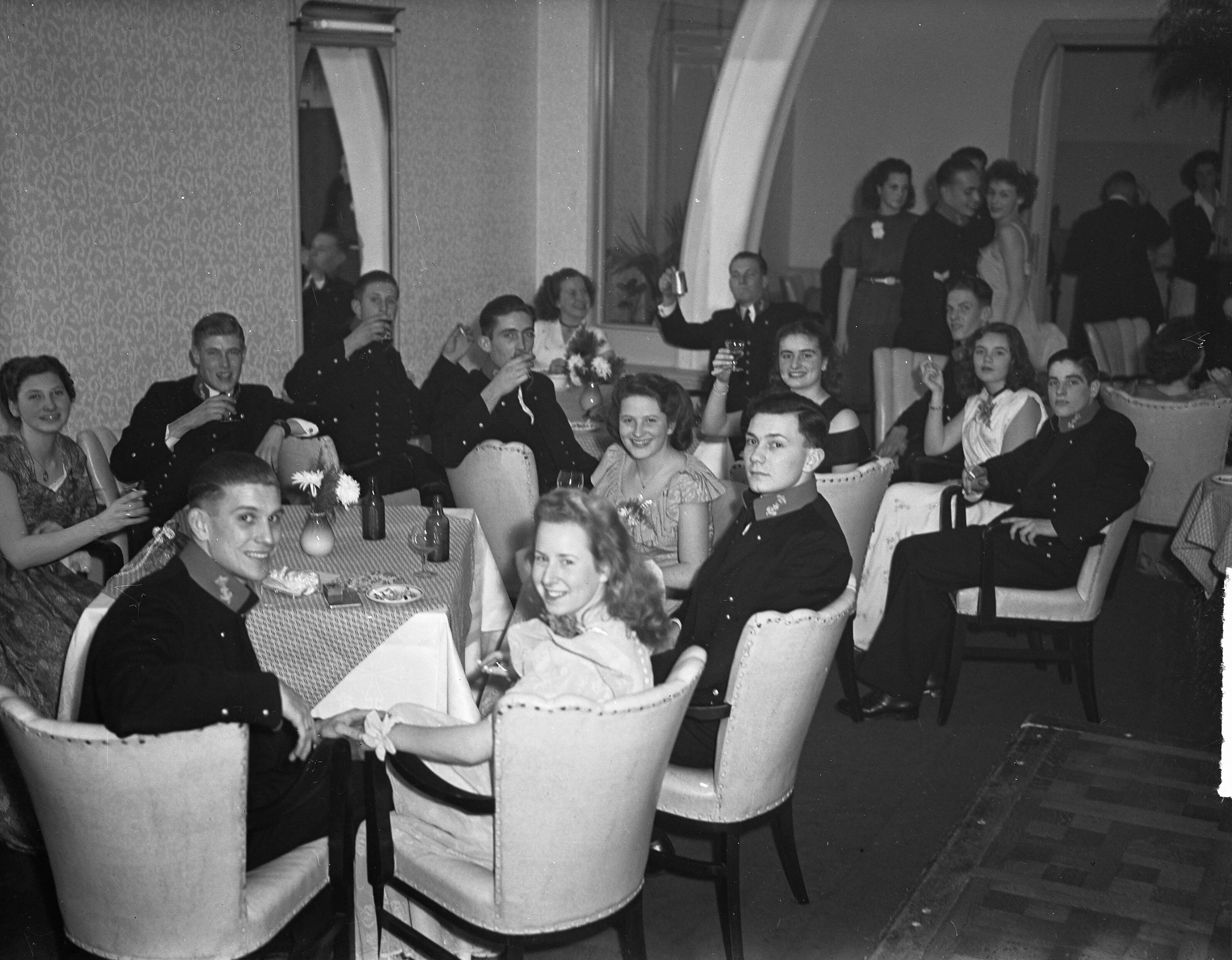 Fotocollectie Anefo — Bal adelborsten Kurhaus Scheveningen @ — Foto: Noske, J.D. / Anefo. Licentie: Set B: Rechtenvrij / Publiek Domein. Bron: Nationaal Archief. http://hdl.handle.net/10648/a8c1759a-d0b4-102d-bcf8-003048976d84