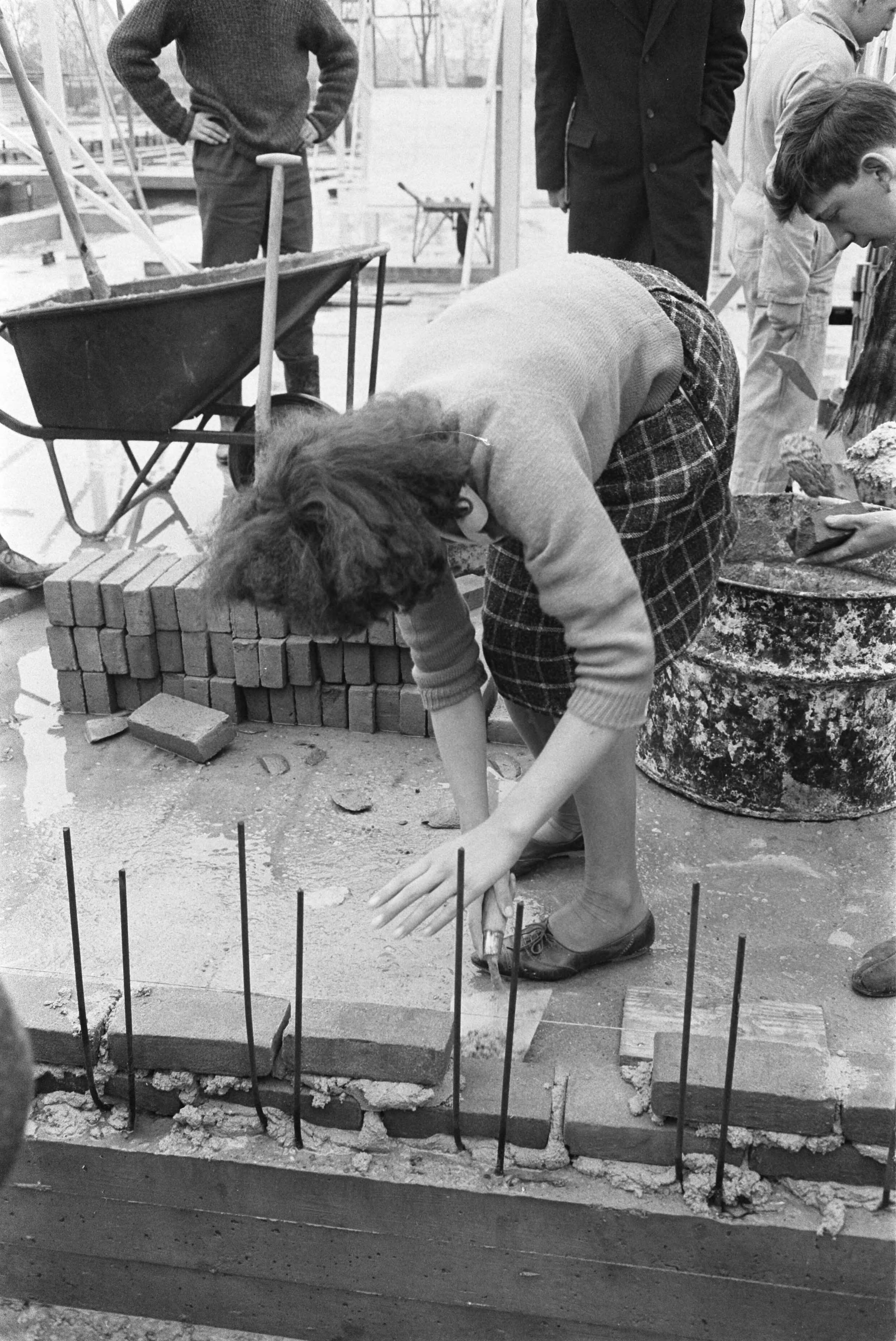 Fotocollectie Anefo — Leerlingen metselen eerste stenen van het Jeugdgebouw Noord aan de Meeuwenlaan te Amsterdam — Foto: Broers, F.N. / Anefo. Licentie: Set B: Rechtenvrij / Publiek Domein. Bron: Nationaal Archief. http://hdl.handle.net/10648/aa23723a-d0b4-102d-bcf8-003048976d84