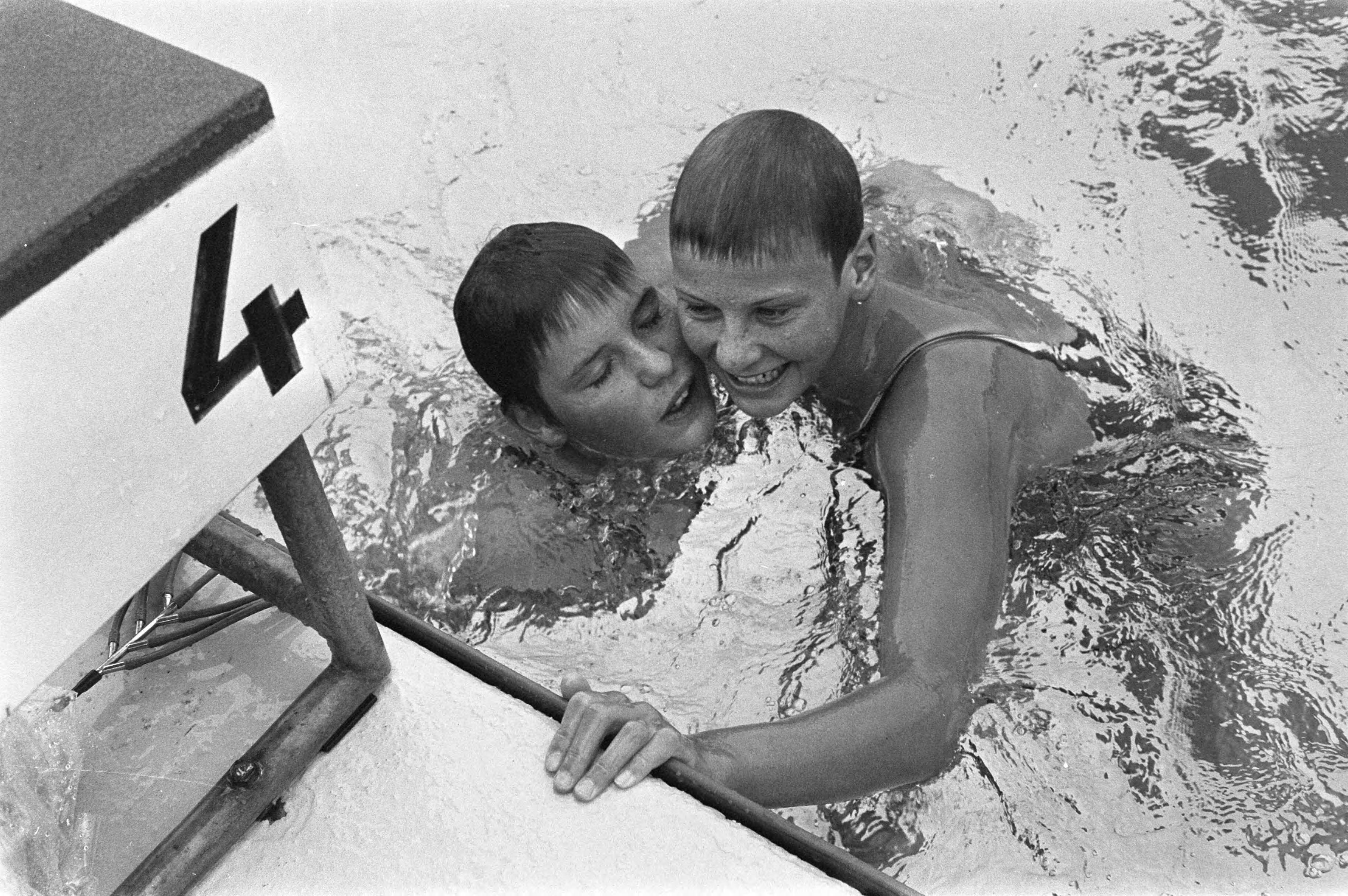 Fotocollectie Anefo — Nationale kampioenschappen zwemmen, Leeuwarden — Foto: Verhoeff, Bert / Anefo. Licentie: Set B: Rechtenvrij / Publiek Domein. Bron: Nationaal Archief. http://hdl.handle.net/10648/ab9cd818-d0b4-102d-bcf8-003048976d84
