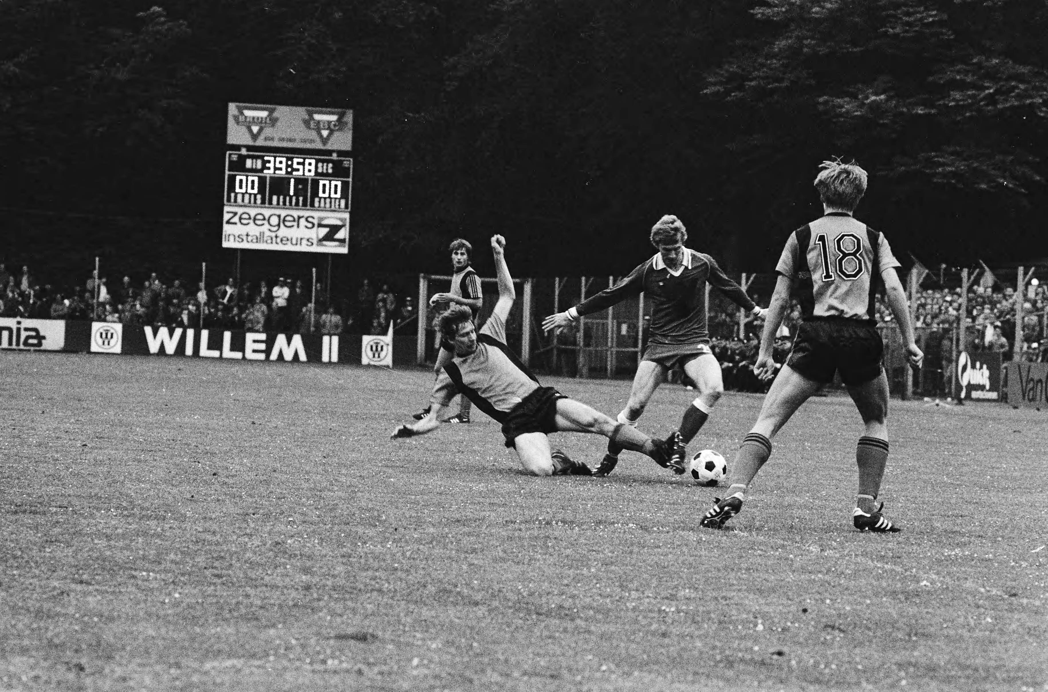 Fotocollectie Anefo — Nacompetitie 1e divisie Wageningen tegen Volendam 1-0; Tollenaar van Wageningen midden, rechts Molenaar van Volendam — Foto: Dijk, Hans van / Anefo. Licentie: Set B: Rechtenvrij / Publiek Domein. Bron: Nationaal Archief. http://hdl.handle.net/10648/ace1217a-d0b4-102d-bcf8-003048976d84