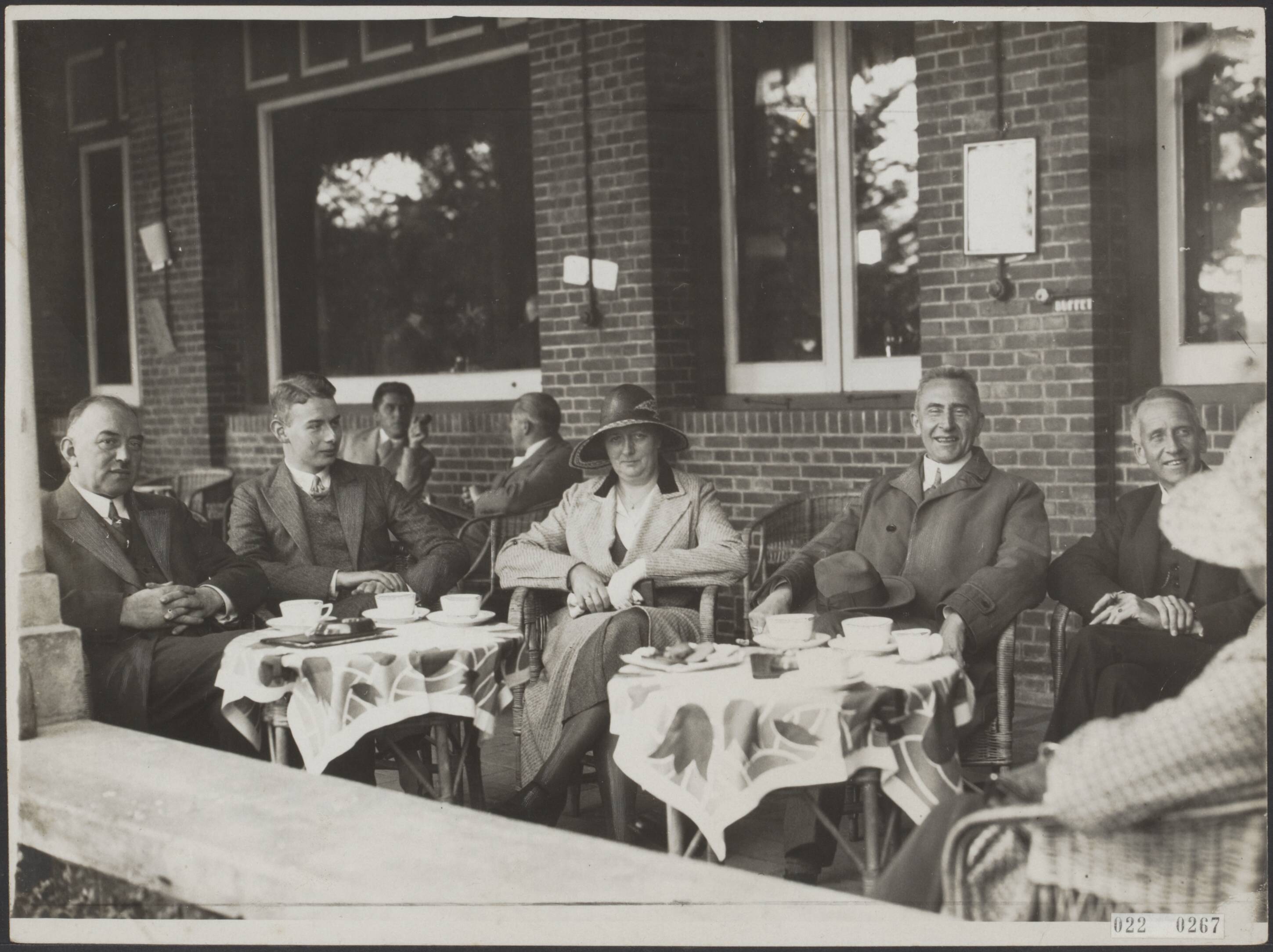 Fotocollectie Elsevier Binnenland — Het Nederlands Instituut voor Volkshuisvesting en Stedenbouw op excursie naar Groningen. H.P.J. Bloemers, burgemeester van Groningen, met echtgenote, de heer Bakker Schut, directeur gemeentewerken Den Haag. en de heer De Jonge van Ellemeet, directeur gemeentewerken Rotterdam — Foto: Vogt & Peets (Internationaal Illustratiebureau). Licentie: Set B: Rechtenvrij / Publiek Domein. Bron: Nationaal Archief. http://hdl.handle.net/10648/add19704-d0b4-102d-bcf8-003048976d84