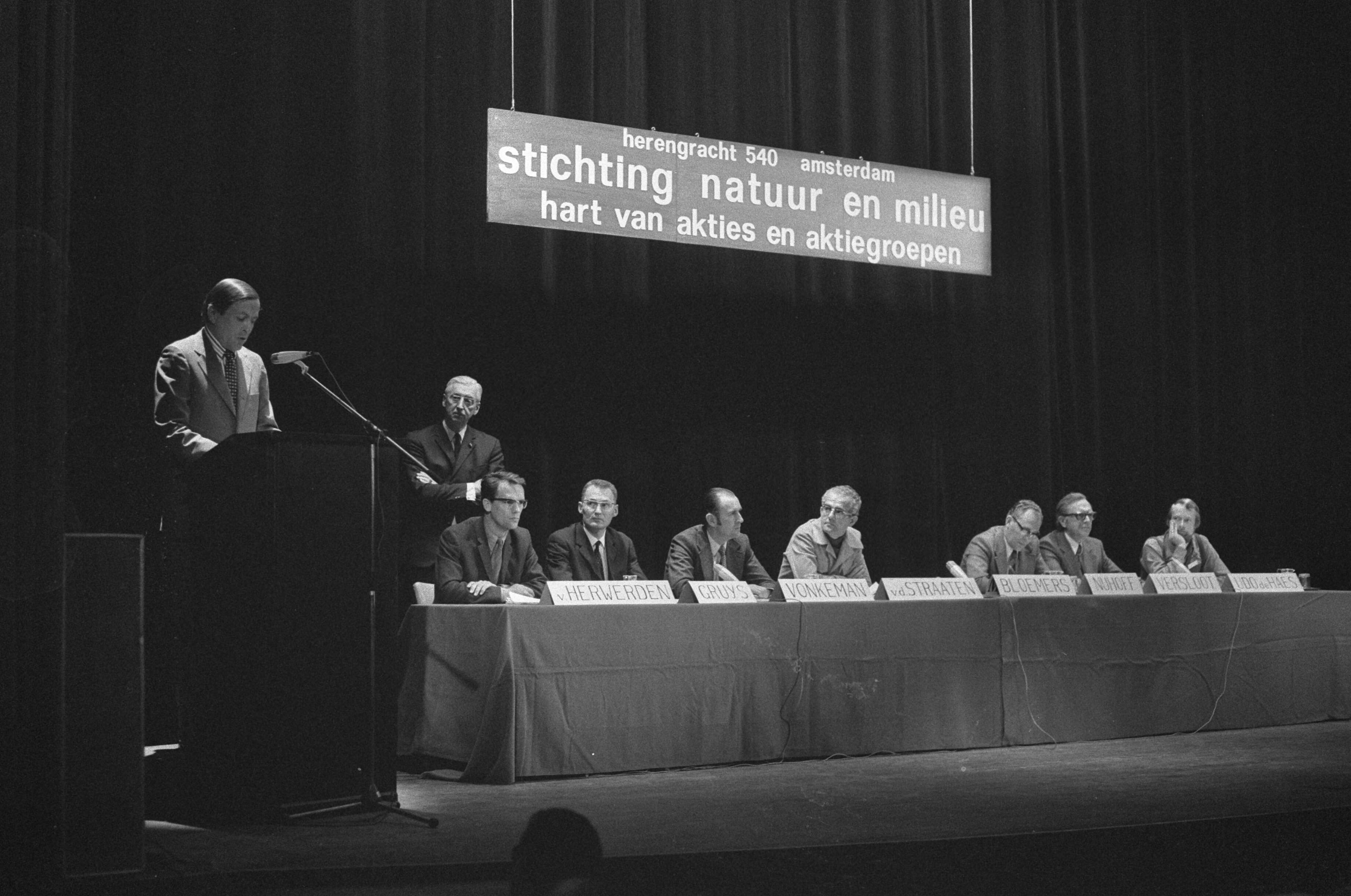 Fotocollectie Anefo — Prins Claus bij slotzitting van werkvergadering van Stichting Natuur en Milieu in Utrecht; overzicht slotzitting — Foto: Punt, W. / Anefo. Licentie: Set B: Rechtenvrij / Publiek Domein. Bron: Nationaal Archief. http://hdl.handle.net/10648/ac49fc96-d0b4-102d-bcf8-003048976d84
