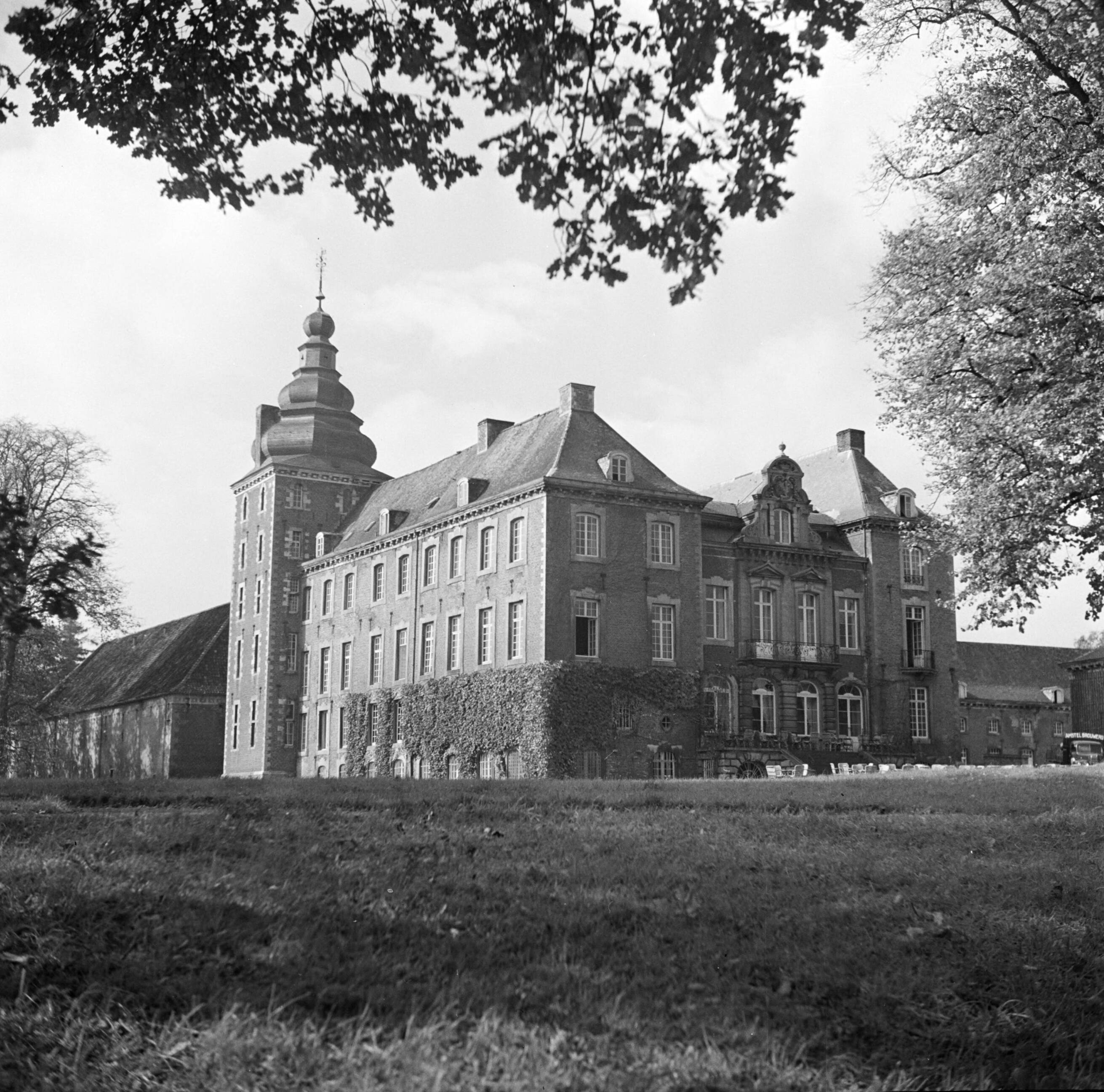 Zuid-Limburg — Zicht op de toren en aangrenzende gebouwen van kasteel Neubourg te Gulpen — Foto: Poll, Willem van de. Licentie: Set B: Rechtenvrij / Publiek Domein. Bron: Nationaal Archief. http://hdl.handle.net/10648/aea618ee-d0b4-102d-bcf8-003048976d84