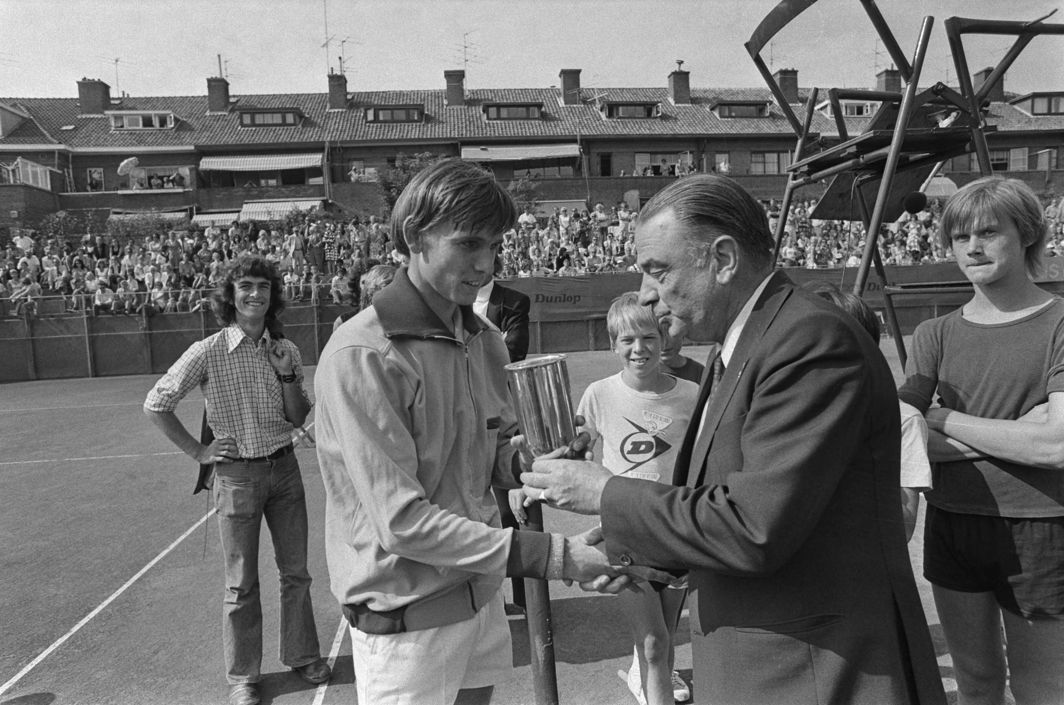 Fotocollectie Anefo — Nationale tenniskampioenschappen in Scheveningen; Sanders met beker — Foto: Mieremet, Rob / Anefo. Licentie: Set B: Rechtenvrij / Publiek Domein. Bron: Nationaal Archief. http://hdl.handle.net/10648/ac52f3aa-d0b4-102d-bcf8-003048976d84