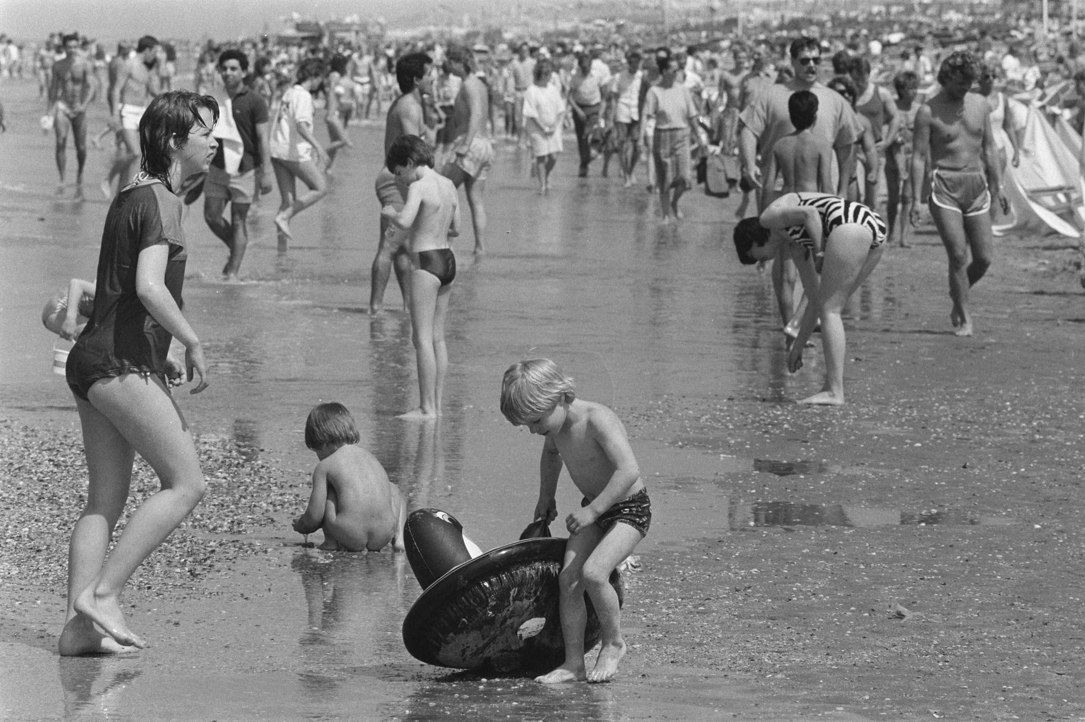 Fotocollectie Anefo — Drukte aan Zandvoortse strand door mooie pinksterweer — Foto: Bogaerts, Rob / Anefo. Licentie: Set B: Rechtenvrij / Publiek Domein. Bron: Nationaal Archief. http://hdl.handle.net/10648/ad535ae2-d0b4-102d-bcf8-003048976d84