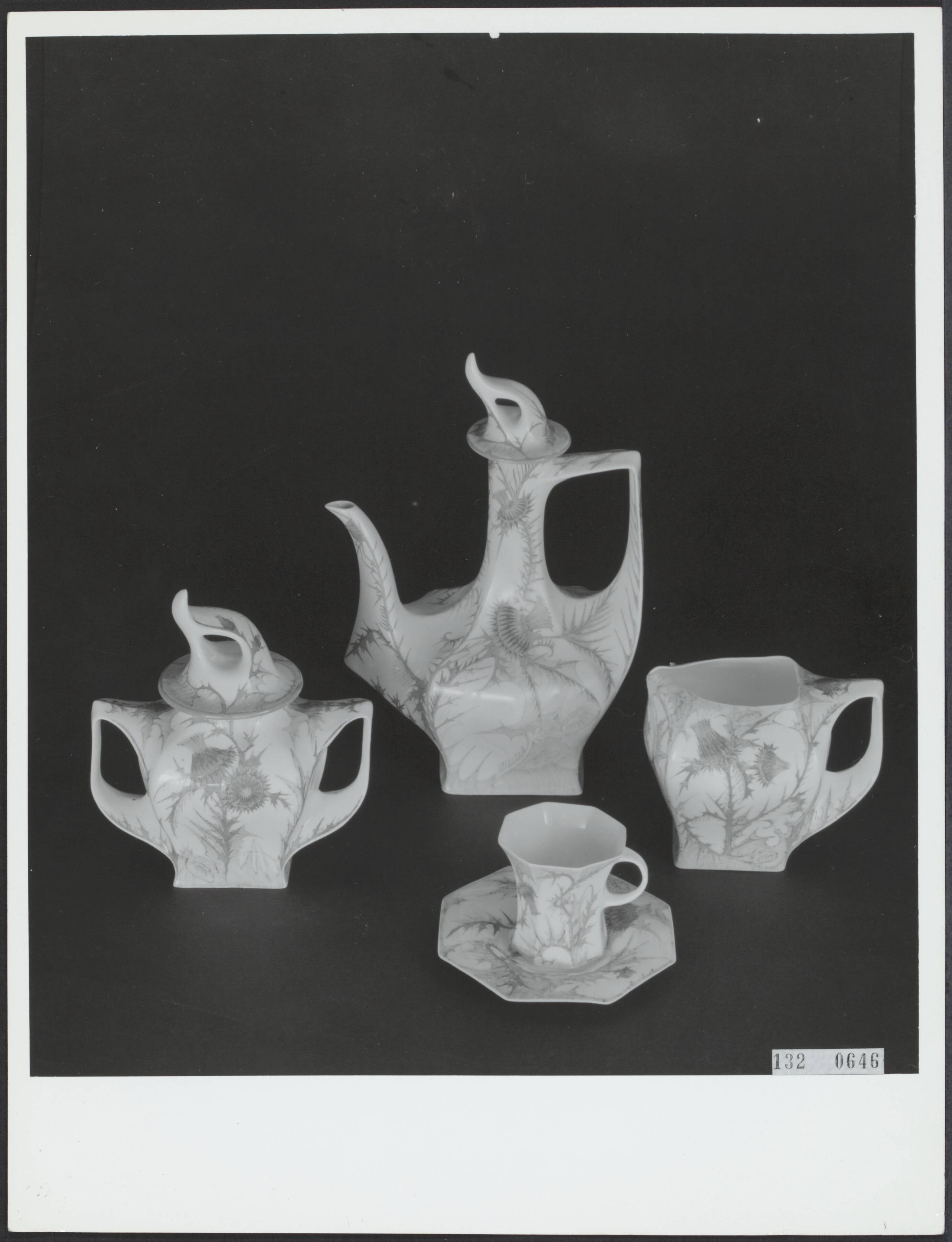 Fotocollectie Rijksvoorlichtingsdienst Eigen — Theeservies (ca. 1920) van J. Kok uit de collectie van het Haags Gemeentemuseum — Foto: Gemeentemuseum Den Haag. Licentie: Set B: Rechtenvrij / Publiek Domein. Bron: Nationaal Archief. http://hdl.handle.net/10648/af547344-d0b4-102d-bcf8-003048976d84