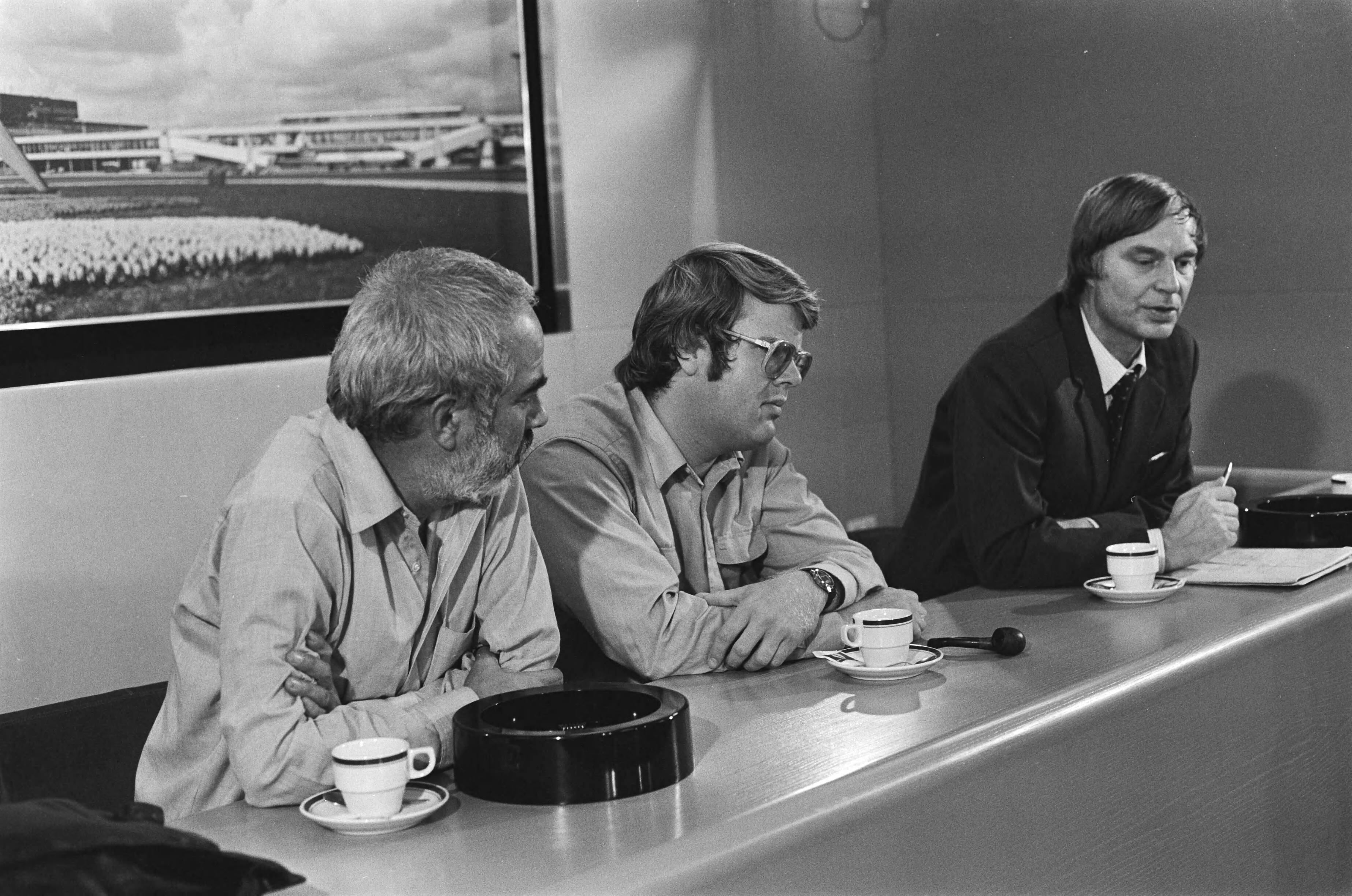 Fotocollectie Anefo — Aankomst op Schiphol van 2 leden internationale associatie van Internationale juristen in Brussel en NVJ-journalist terug uit El-Salvador, Quinteros — Foto: Antonisse, Marcel / Anefo. Licentie: Set B: Rechtenvrij / Publiek Domein. Bron: Nationaal Archief. http://hdl.handle.net/10648/ace86ce6-d0b4-102d-bcf8-003048976d84