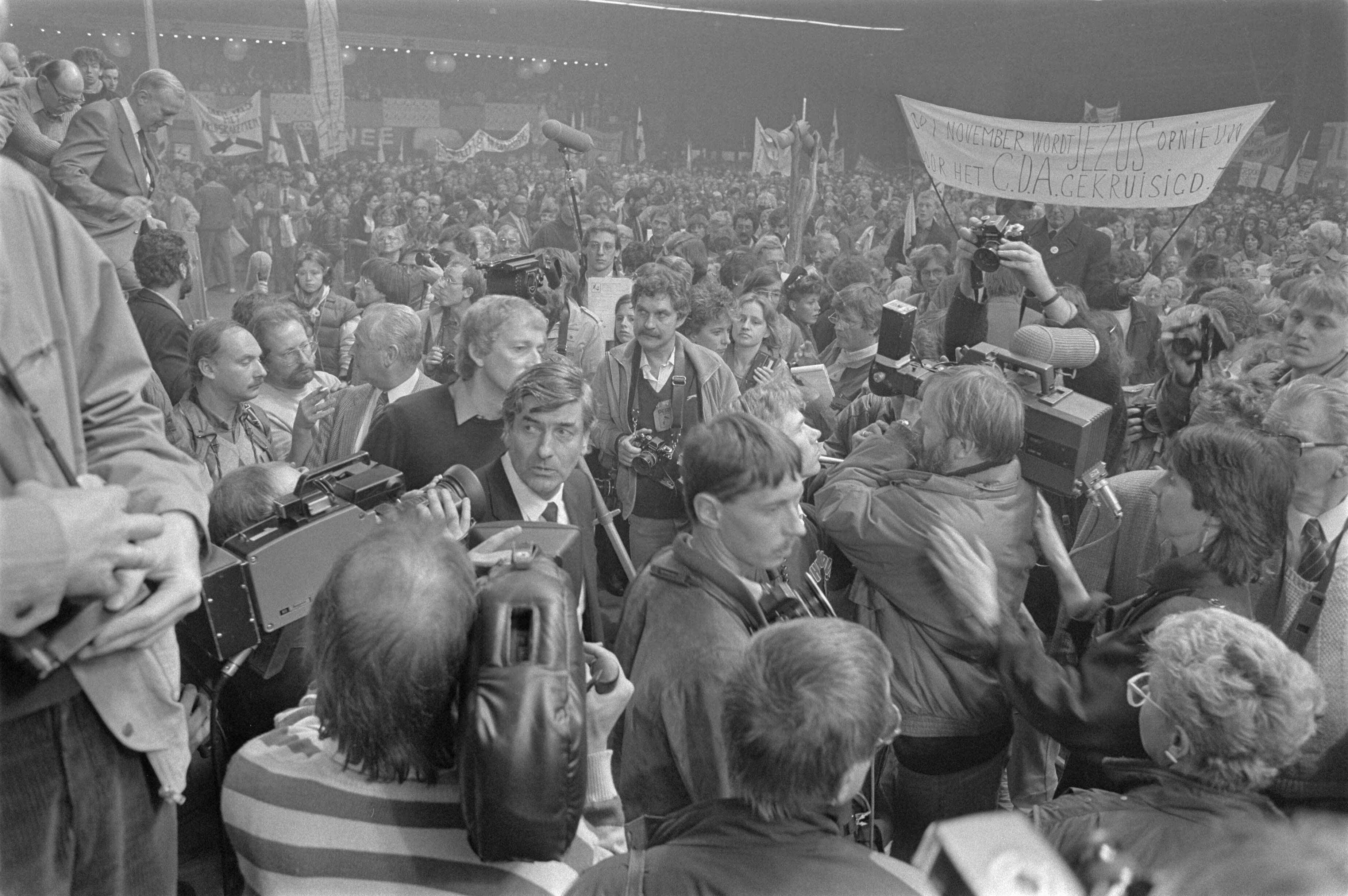 Fotocollectie Anefo — Slotmanifestatie volkspetitionnement in Den Haag ; premier Lubbers tussen demonstranten — Foto: Croes, Rob C. / Anefo. Licentie: Set B: Rechtenvrij / Publiek Domein. Bron: Nationaal Archief. http://hdl.handle.net/10648/ad4bf158-d0b4-102d-bcf8-003048976d84