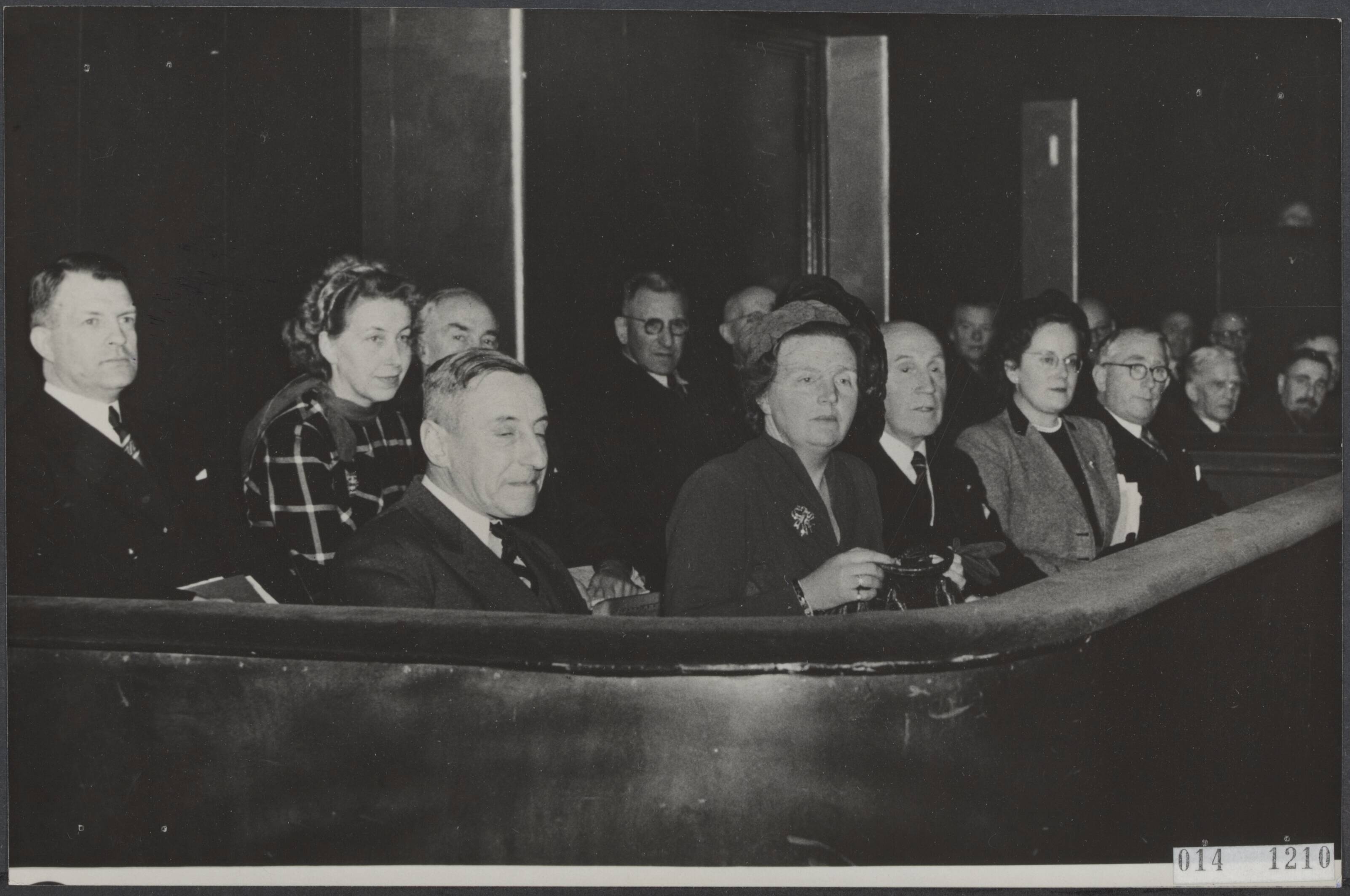 Fotocollectie Elsevier Binnenland — Koningin Juliana woonde in Den Haag de vergadering bij van de Nederlandse Vereniging van Maatschappelijk Werk van de Ned. Ver. voor Bedrijfspsychologie. Het onderwerp: De vrouw in het bedrijfsleven — Foto: R.K. Foto-persbureau "Het Zuiden" / Rechtenvrij. Licentie: Set B: Rechtenvrij / Publiek Domein. Bron: Nationaal Archief. http://hdl.handle.net/10648/adb3169e-d0b4-102d-bcf8-003048976d84