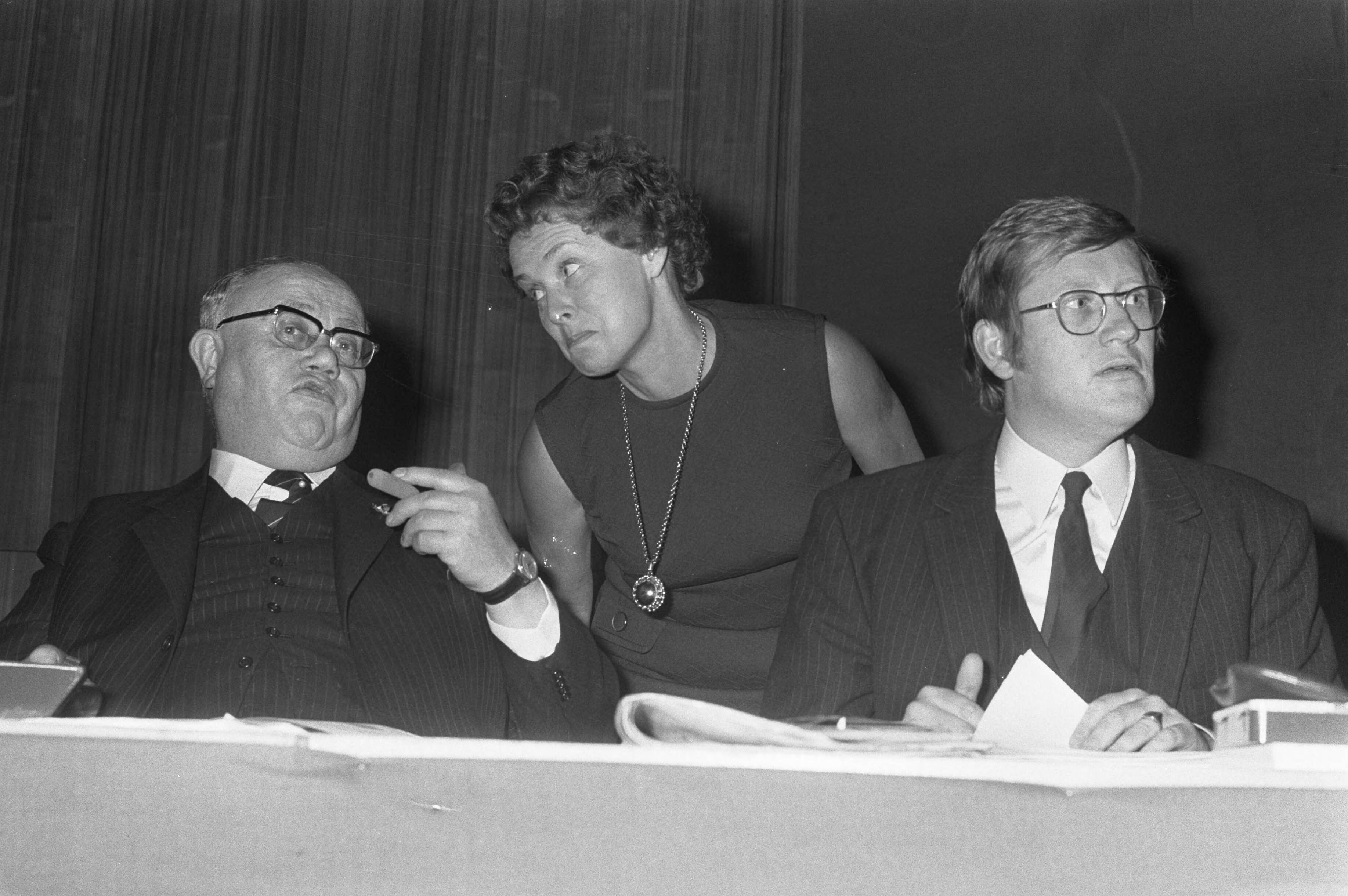 Fotocollectie Anefo — VVD-hoofdbestuur bijeen in Breda om lijsttrekker te kiezen v.l.n.r. Van Riel , mevrouw Van Someren Downer en Wiegel — Foto: Verhoeff, Bert / Anefo. Licentie: Set B: Rechtenvrij / Publiek Domein. Bron: Nationaal Archief. http://hdl.handle.net/10648/abf6fd2a-d0b4-102d-bcf8-003048976d84
