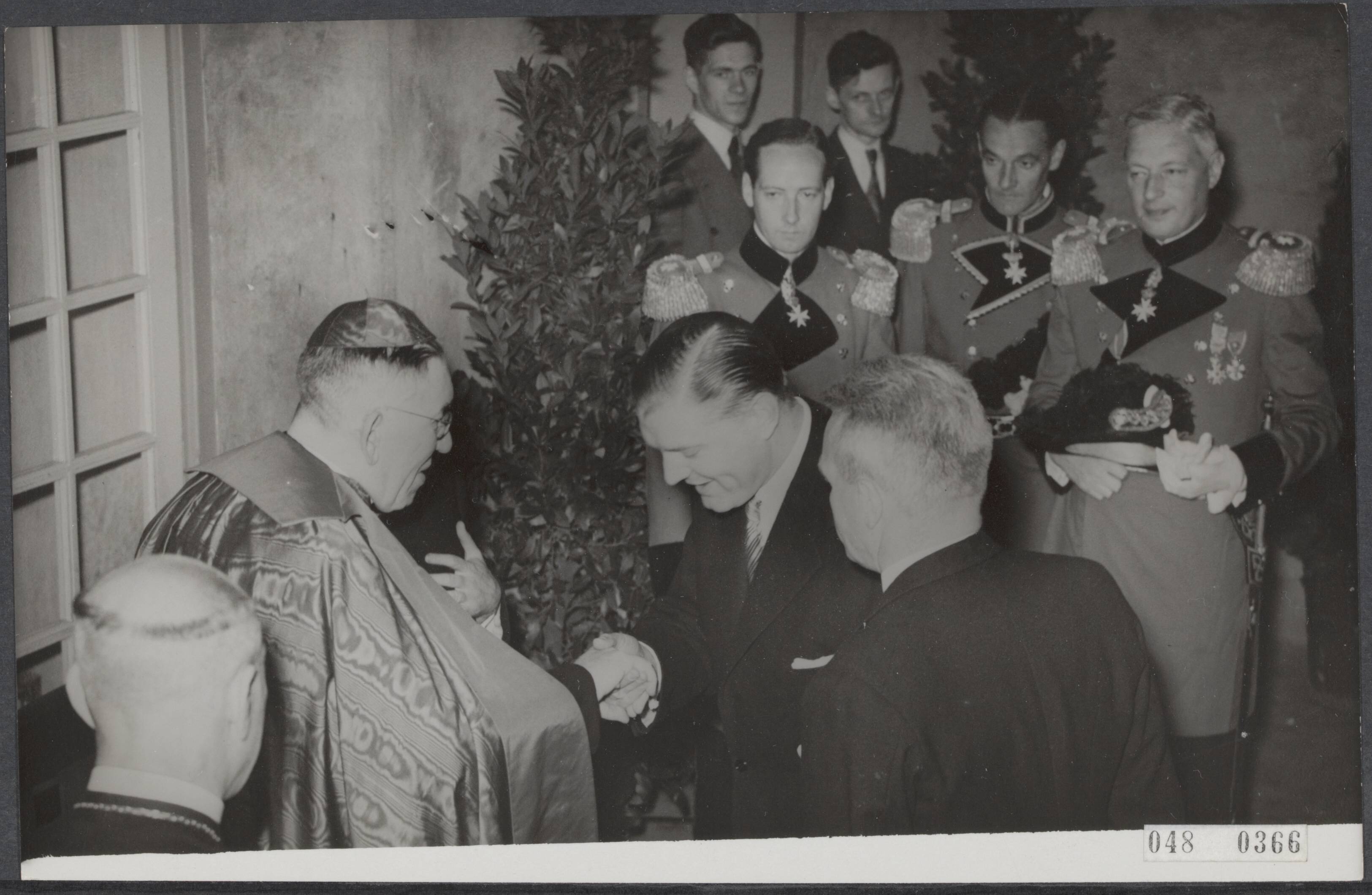 Fotocollectie Elsevier Binnenland — 40-jarig priesterjubileum van kardinaal Johan de Jong.Huldigin in het Utrechts Stadion. Namens de regering werd hij gecomplimenteerd door de minister van Economische Zaken prof. dr. J.R.M. van den Brink — Foto: ANP / RVD of rechtenvrij. Licentie: Set B: Rechtenvrij / Publiek Domein. Bron: Nationaal Archief. http://hdl.handle.net/10648/ae012550-d0b4-102d-bcf8-003048976d84