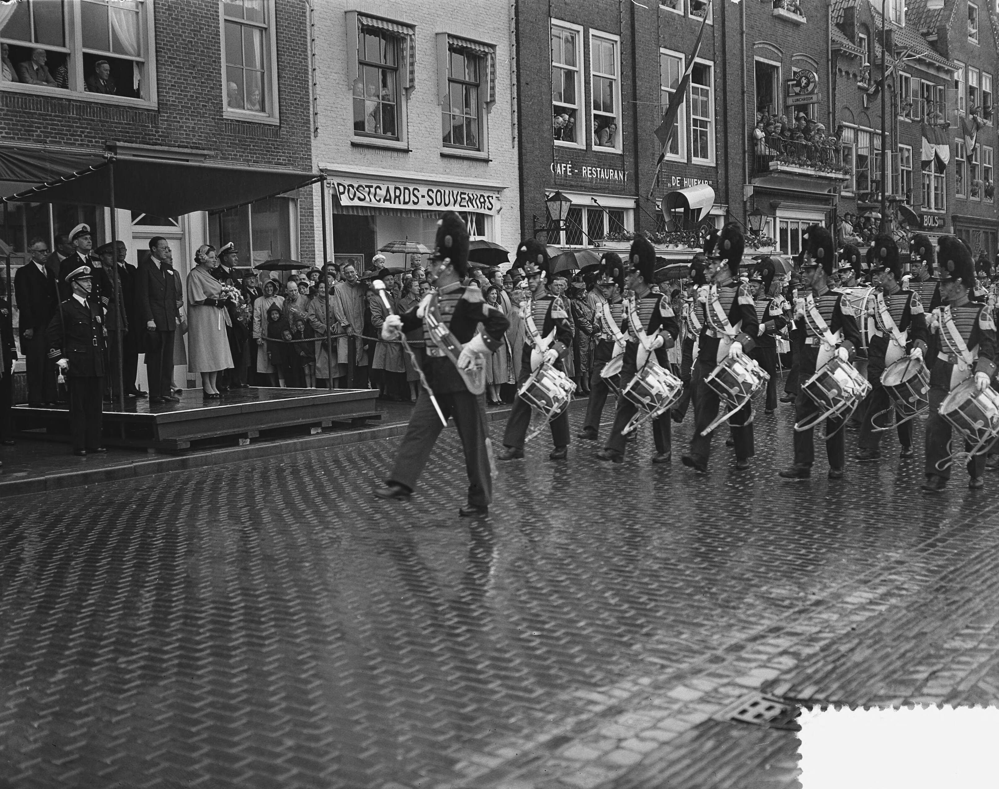 Koningin Juliana en prins Bernhard bezoeken Walcheren — Koningin Juliana en prins Bernhard bezoeken Middelburg. Défilé. De Koninklijke Militaire Kapel — Foto: Bilsen, Joop van / Anefo. Licentie: Set B: Rechtenvrij / Publiek Domein. Bron: Nationaal Archief. http://hdl.handle.net/10648/a92450ca-d0b4-102d-bcf8-003048976d84