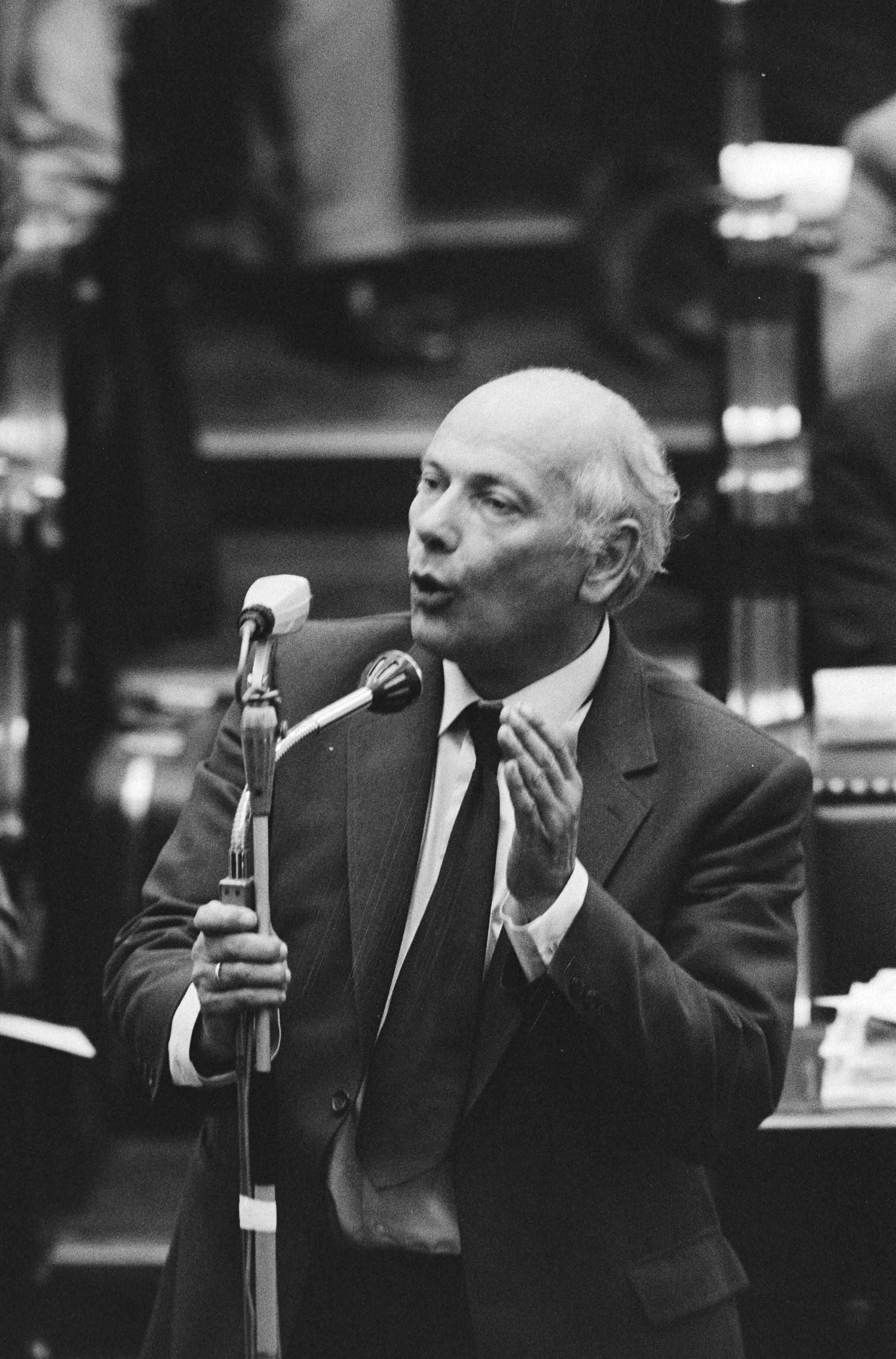 Fotocollectie Anefo — Tweede Kamer , fractievoorzitters reageren op regeringsverklaring, nr. 21, 22 Den Uyl interrumpeert — Foto: Mieremet, Rob / Anefo. Licentie: Set B: Rechtenvrij / Publiek Domein. Bron: Nationaal Archief. http://hdl.handle.net/10648/abc8d544-d0b4-102d-bcf8-003048976d84