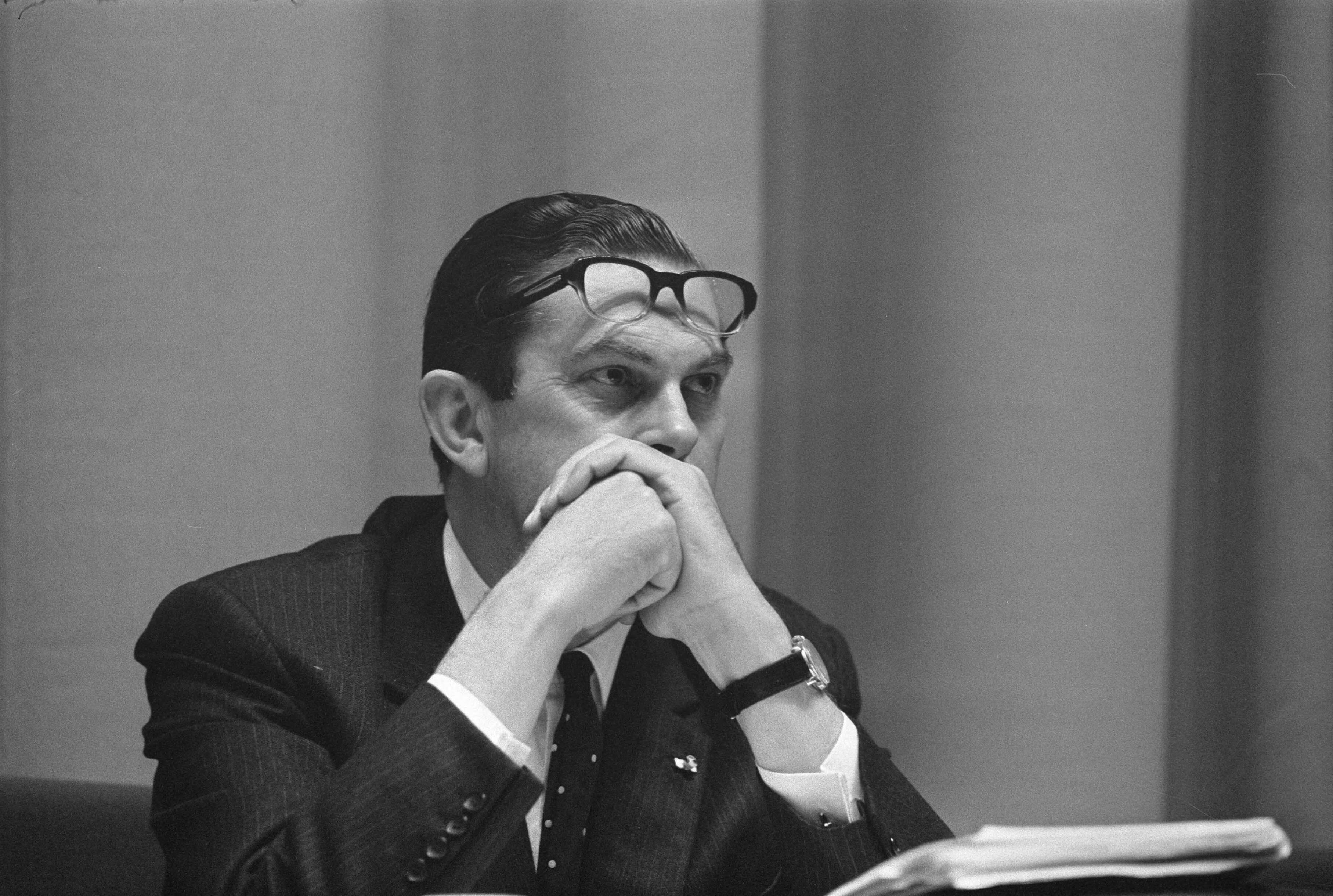 Fotocollectie Anefo — Vergadering van Partij Convent van Anti-Revolutionaire Partij te Utrecht. Mr. B. W. Biesheuvel (fractievoorzit Tweede Kamer ARP ), handen aan gezicht, — Foto: Evers, Joost / Anefo. Licentie: Set B: Rechtenvrij / Publiek Domein. Bron: Nationaal Archief. http://hdl.handle.net/10648/ab80ba84-d0b4-102d-bcf8-003048976d84