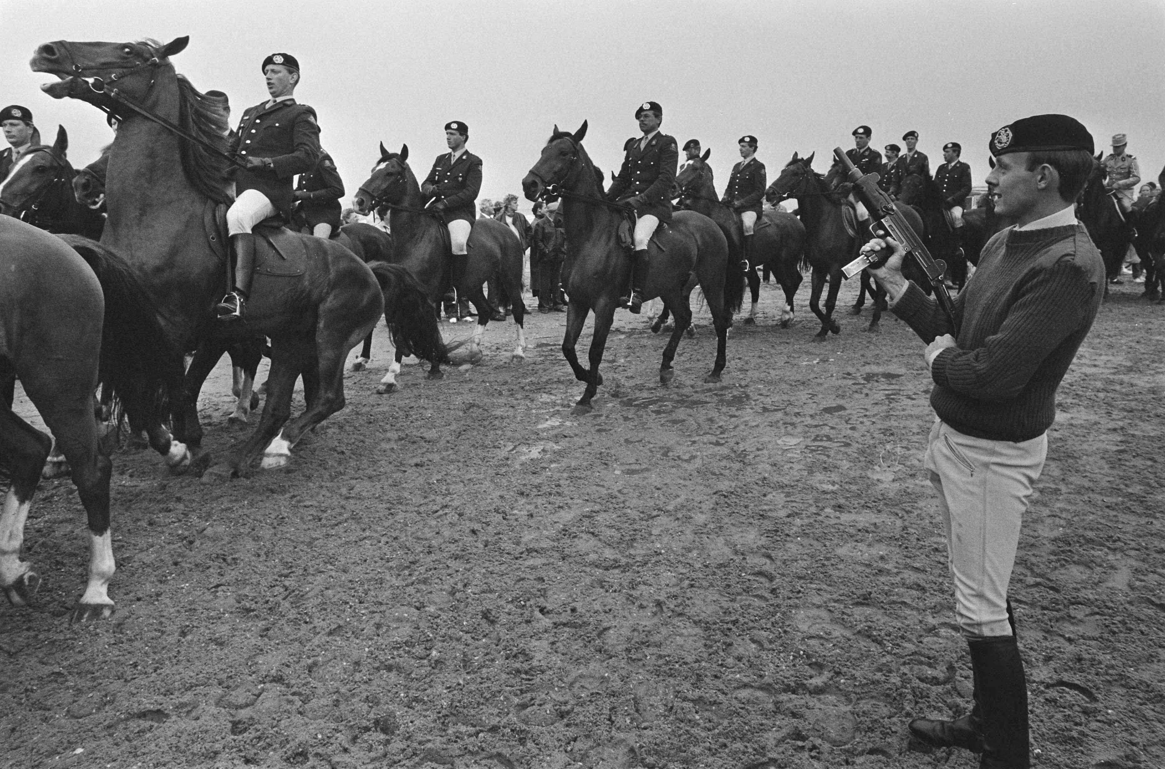 Fotocollectie Anefo — Oefenen voor Prinsjesdag op Scheveningse strand — Foto: Croes, Rob C. / Anefo. Licentie: Set B: Rechtenvrij / Publiek Domein. Bron: Nationaal Archief. http://hdl.handle.net/10648/ad575e26-d0b4-102d-bcf8-003048976d84
