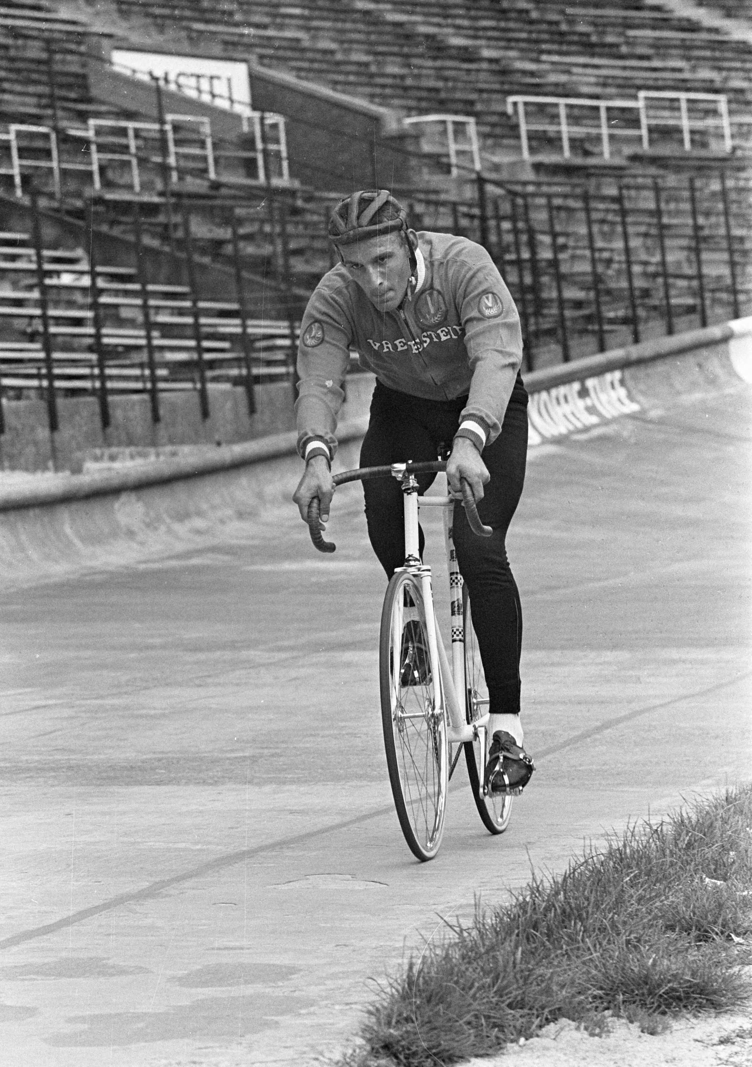 Fotocollectie Anefo — Wielrennen, amateurploeg te Nuth, nummer 15 Groen in akti nummer 16 Steevens, nummer 17 en 18 Den Hertog (kop) — Foto: Kroon, Ron / Anefo. Licentie: Set B: Rechtenvrij / Publiek Domein. Bron: Nationaal Archief. http://hdl.handle.net/10648/aaf6c568-d0b4-102d-bcf8-003048976d84