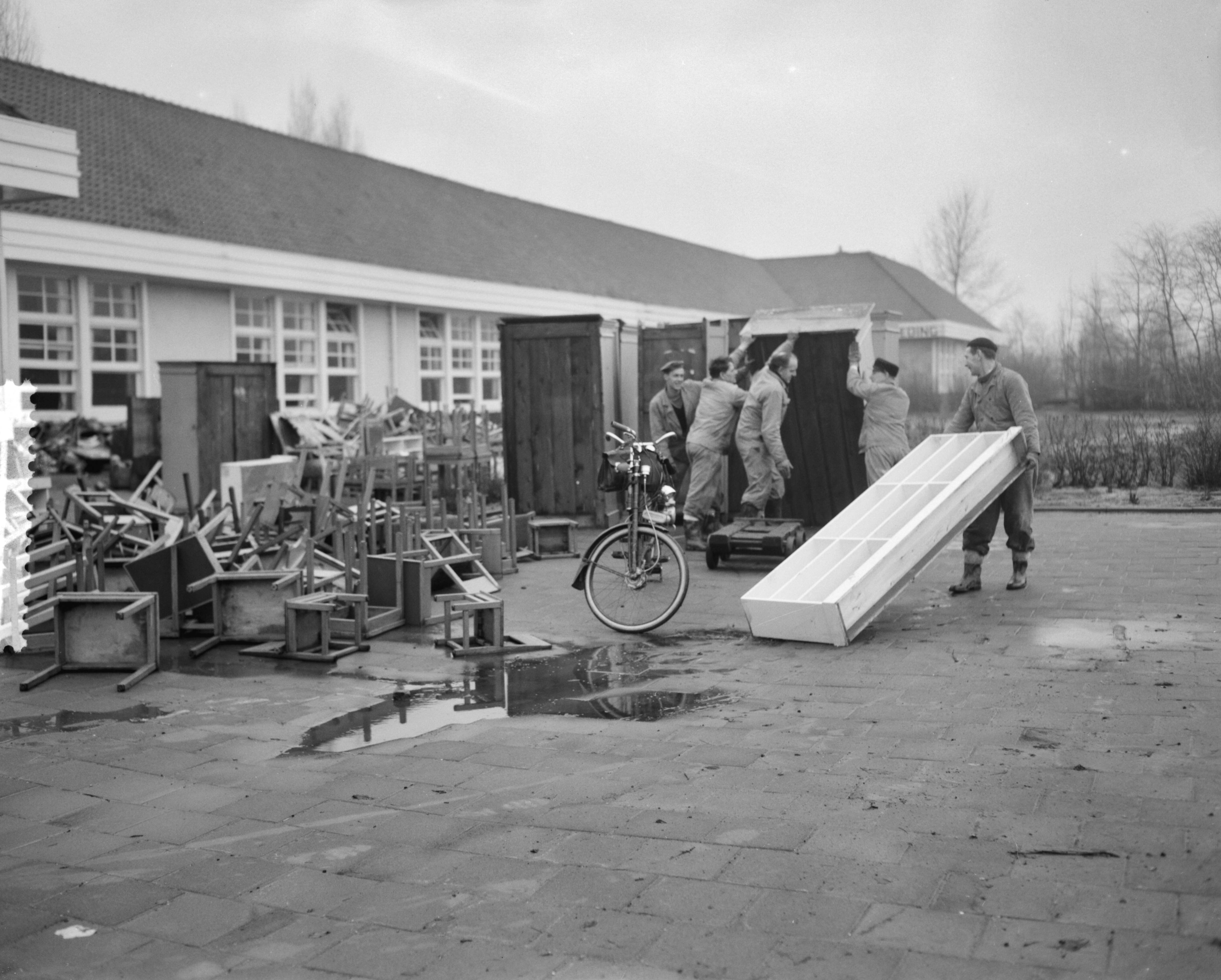Ramp Tuindorp Oostzaan — Laatste voorbereiding terugkeer bewoners Oostzaan — Foto: Bilsen, Joop van / Anefo. Licentie: Set B: Rechtenvrij / Publiek Domein. Bron: Nationaal Archief. http://hdl.handle.net/10648/a9a6d0d6-d0b4-102d-bcf8-003048976d84