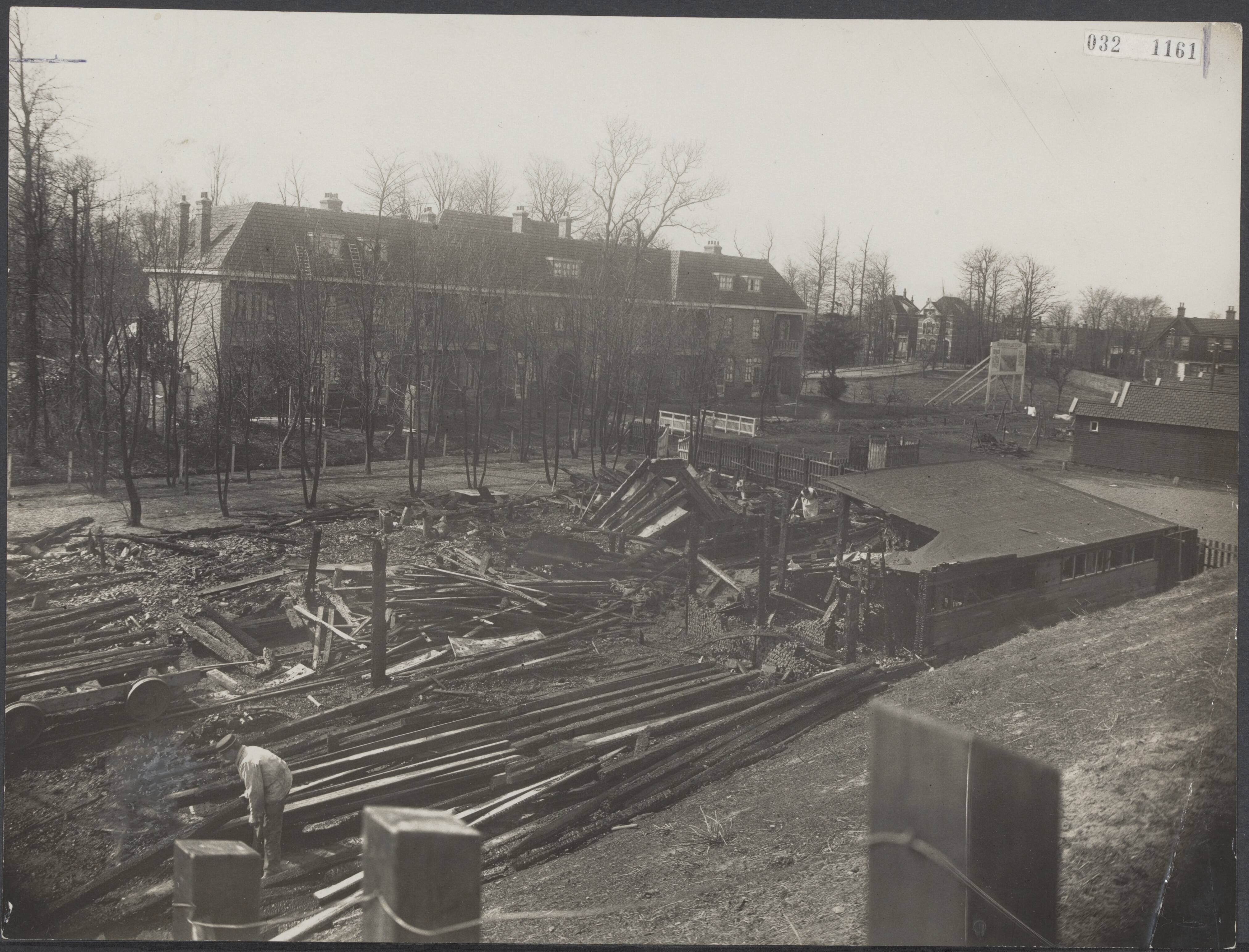 Fotocollectie Elsevier Binnenland — Brand in loods van de Zuid-Hollandse Electriteits Maatschappij (ZHEM) te Leidschendam — Foto: Fotopersbureau "Holland". Licentie: Set B: Rechtenvrij / Publiek Domein. Bron: Nationaal Archief. http://hdl.handle.net/10648/ade56a0e-d0b4-102d-bcf8-003048976d84