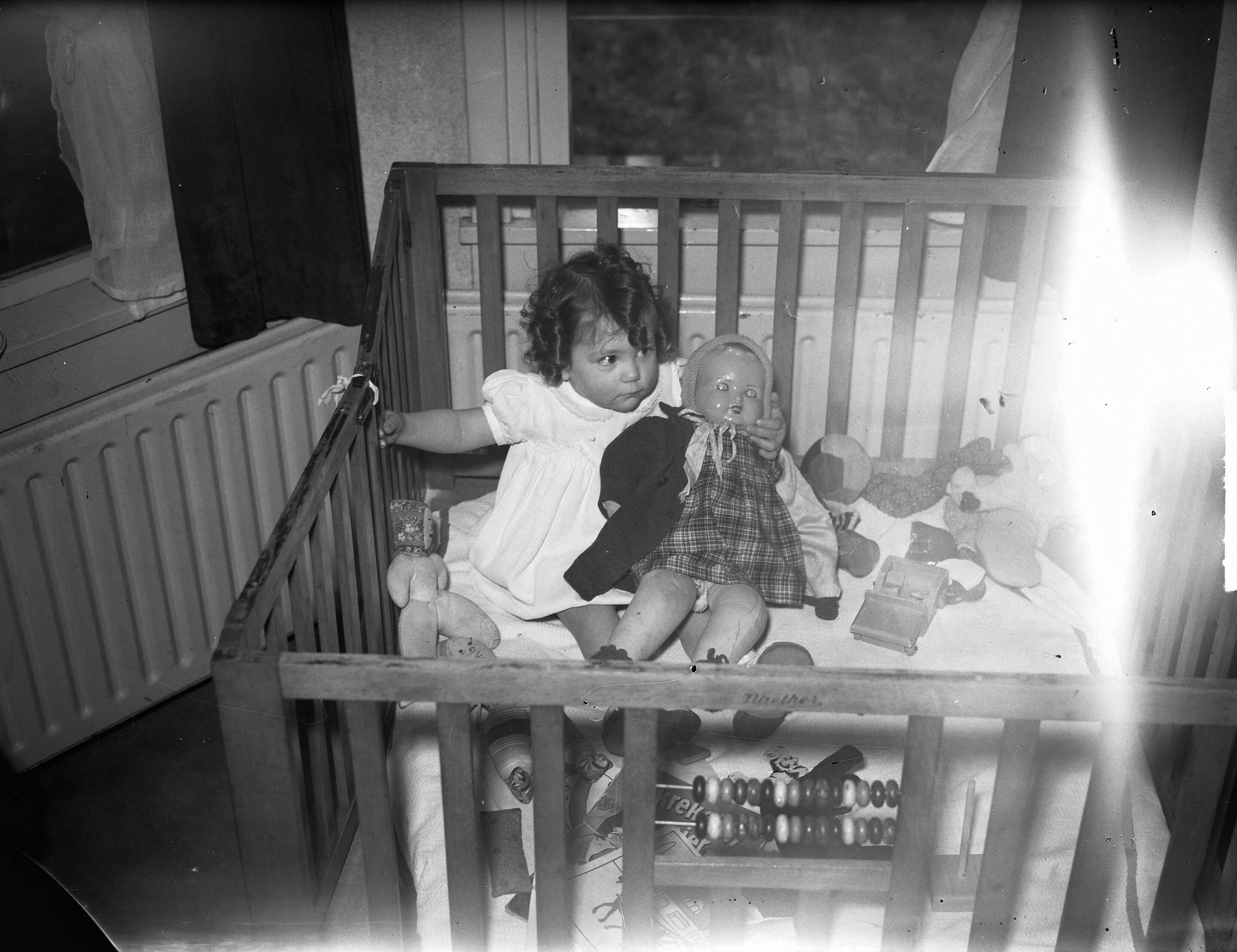 Fotocollectie Anefo — Kindje Familie Wernes-Smeders te Zeist — Foto: Merk, Ben / Anefo. Licentie: Set B: Rechtenvrij / Publiek Domein. Bron: Nationaal Archief. http://hdl.handle.net/10648/a8c4748e-d0b4-102d-bcf8-003048976d84