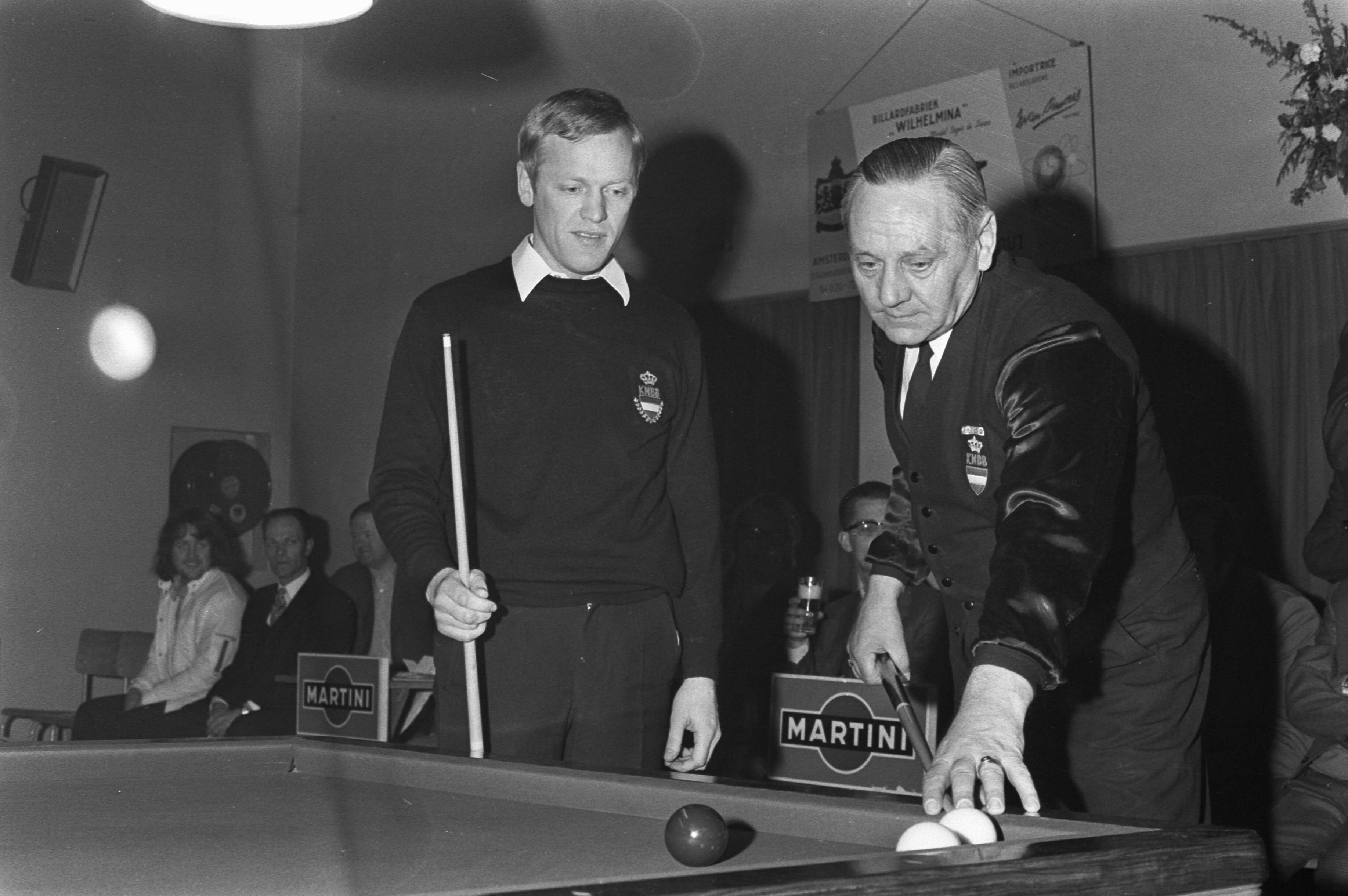 Fotocollectie Anefo — Nederlandse kampioenschappen biljarten bandstoten te Utrecht nr. 14 Hans Vultink (links) en Tegelaar, nr. 13 Vultink (links) aan stoot — Foto: Mieremet, Rob / Anefo. Licentie: Set B: Rechtenvrij / Publiek Domein. Bron: Nationaal Archief. http://hdl.handle.net/10648/abe01632-d0b4-102d-bcf8-003048976d84