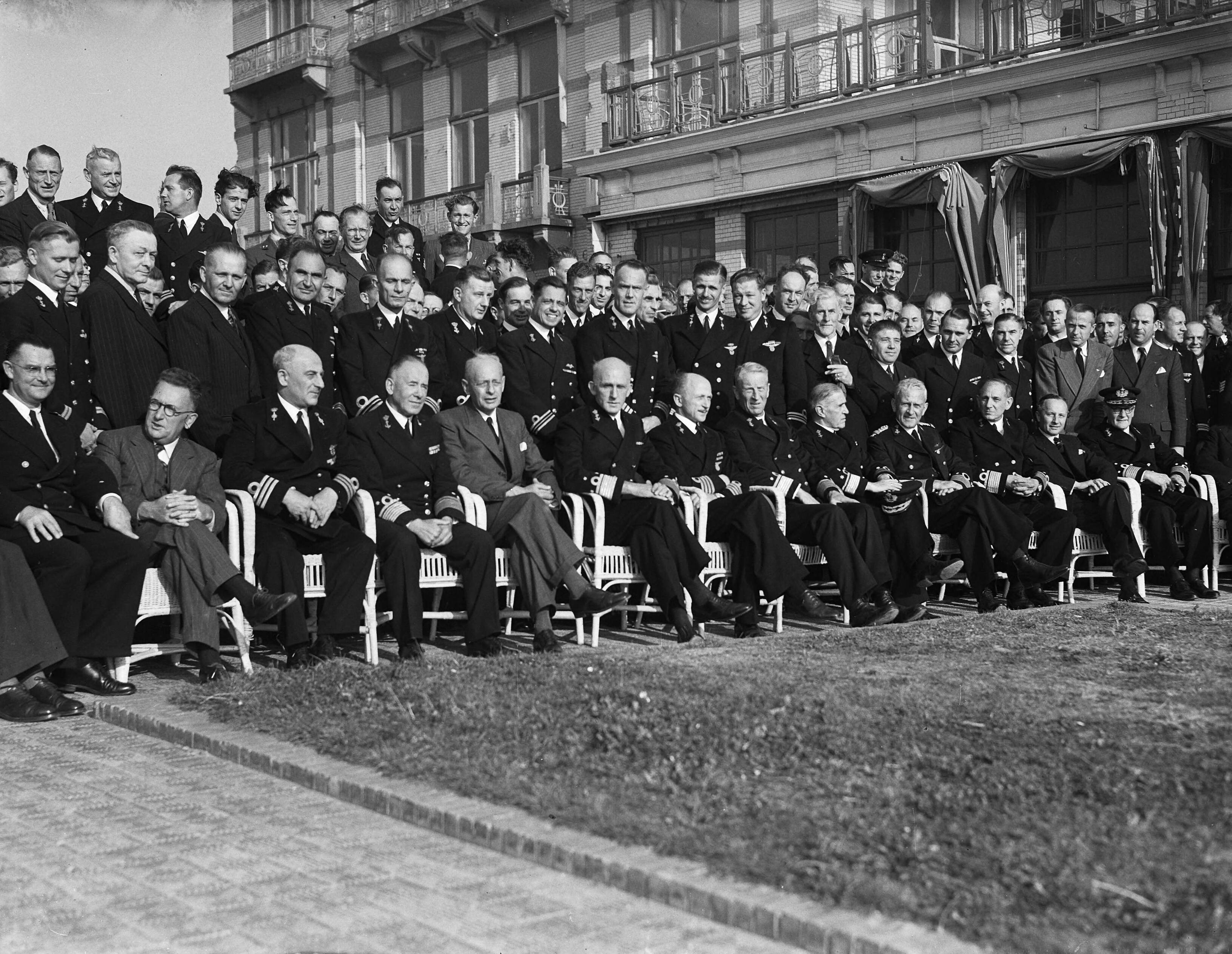 Fotocollectie Anefo — Herdenking 30-jarig bestaan MLD (Marine Luchtvaartdienst) in de Grote Kerk te Den Haag — Foto: Noske, J.D. / Anefo. Licentie: Set B: Rechtenvrij / Publiek Domein. Bron: Nationaal Archief. http://hdl.handle.net/10648/a8adca72-d0b4-102d-bcf8-003048976d84