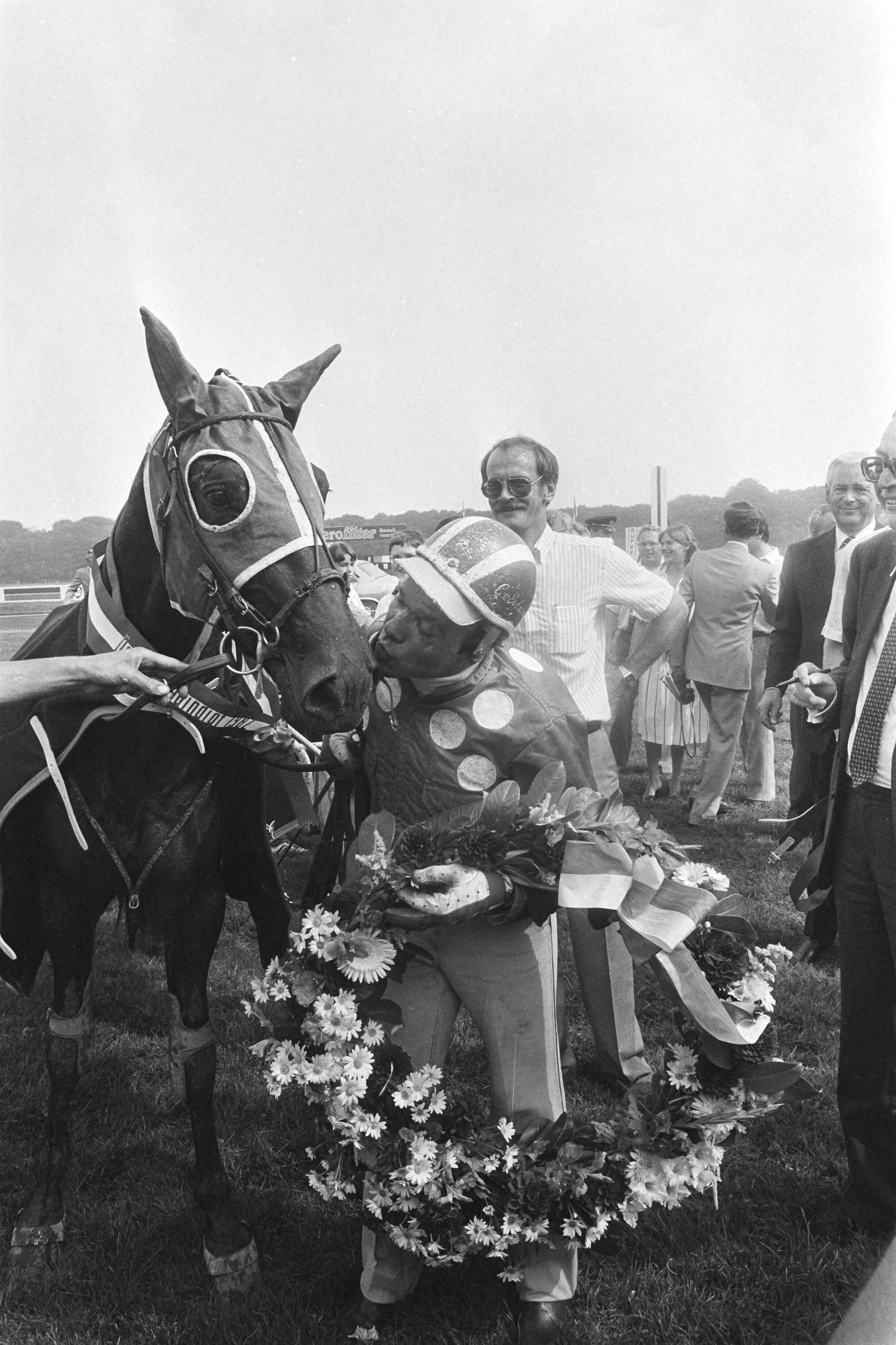 Fotocollectie Anefo — Derby Duindigt; winnaar G. van Eykelenborg kust paard Vancouver Cede — Foto: Dijk, Hans van / Anefo. Licentie: Set B: Rechtenvrij / Publiek Domein. Bron: Nationaal Archief. http://hdl.handle.net/10648/ad1be15c-d0b4-102d-bcf8-003048976d84