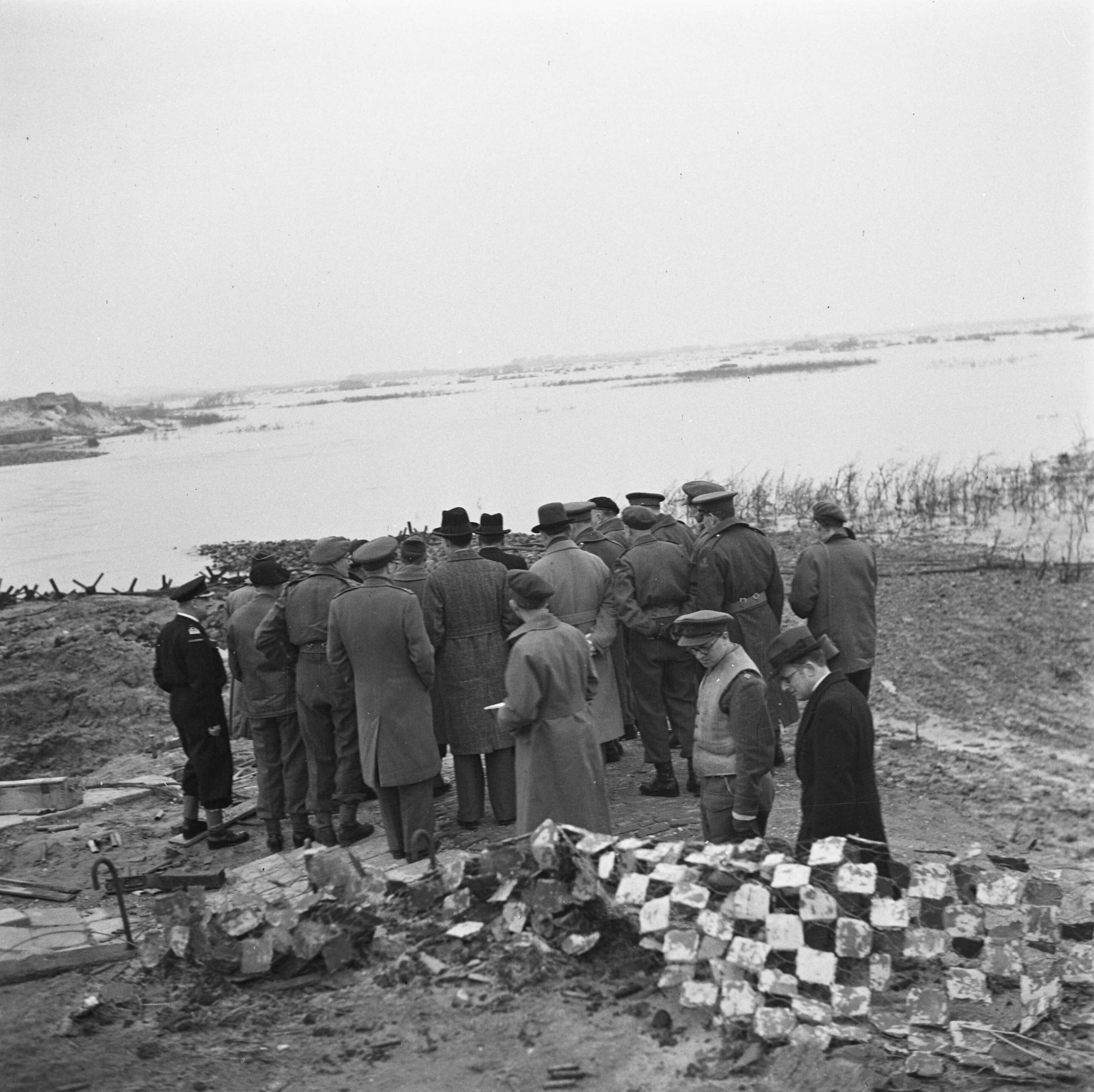 Vernielingen: Zeeland [Bezoek van de Britse minister Attlee aan de vernielingen en inundaties op Walcheren] — Bezoek van de Britse minister Attlee aan het oorlogstoneel rond Vlissingen [bij het Nollegat] — Foto: Poll, Willem van de / Anefo. Licentie: Set B: Rechtenvrij / Publiek Domein. Bron: Nationaal Archief. http://hdl.handle.net/10648/ac0602de-d0b4-102d-bcf8-003048976d84