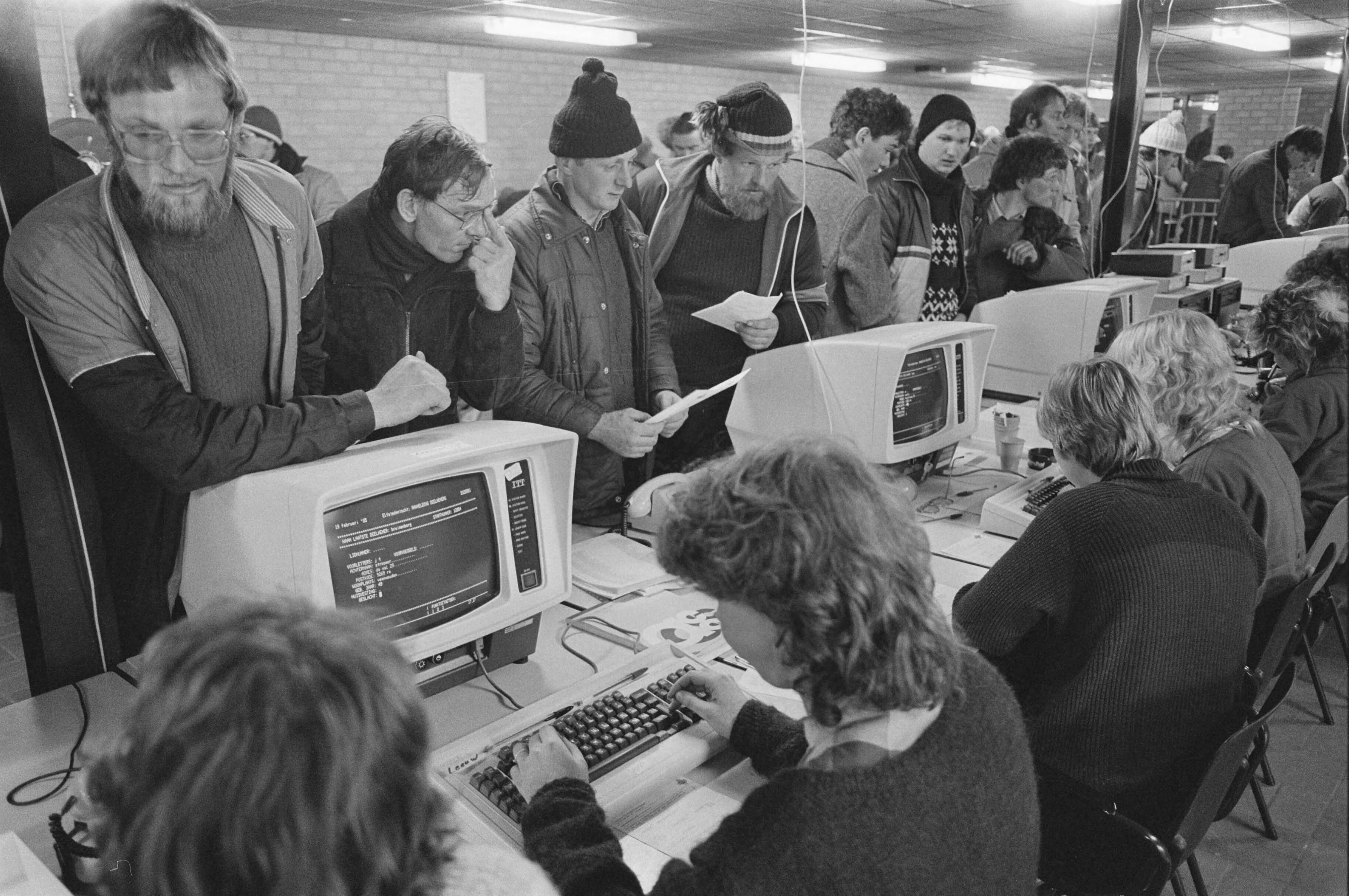 Fotocollectie Anefo — Inschrijving Elstedentocht Leeuwarden — Foto: Croes, Rob C. / Anefo. Licentie: Set B: Rechtenvrij / Publiek Domein. Bron: Nationaal Archief. http://hdl.handle.net/10648/ad434d78-d0b4-102d-bcf8-003048976d84