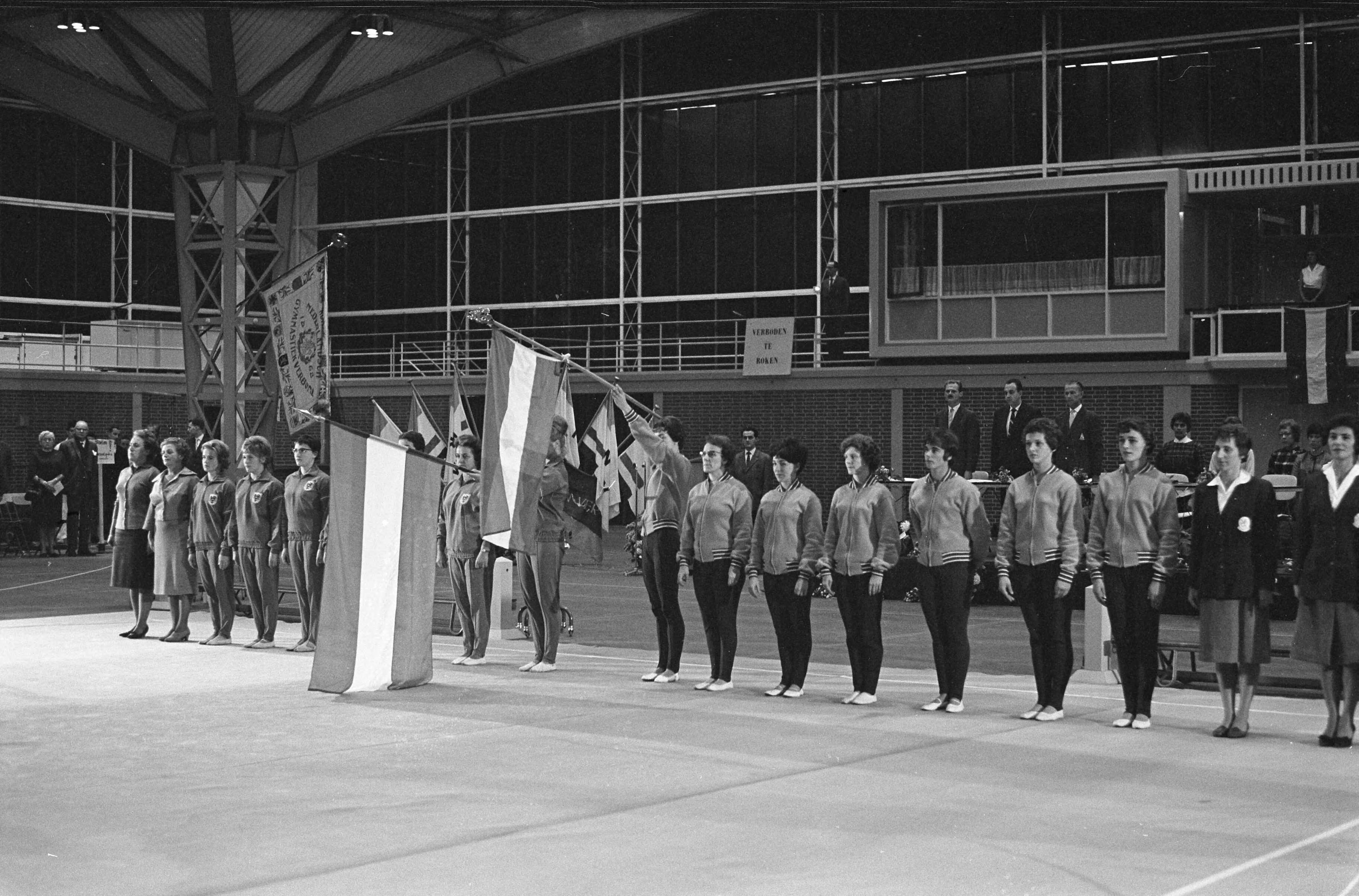 Fotocollectie Anefo — Damesturnen Nederland tegen Oostenrijk in Expohal te Hilversum. Presentatie van de ploegen — Foto: Rossem, Wim van / Anefo. Licentie: Set B: Rechtenvrij / Publiek Domein. Bron: Nationaal Archief. http://hdl.handle.net/10648/a9e9f62c-d0b4-102d-bcf8-003048976d84